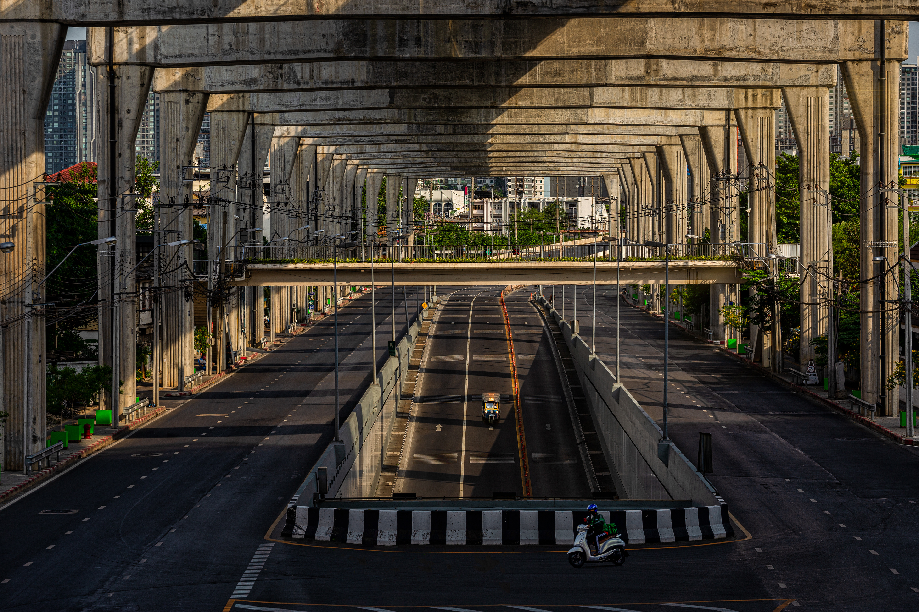 COVID-19 PHOTO CONTEST " BANGKOK LOCKDOWN " / HONORABLE MENTION AWARD 1,500 BAHT