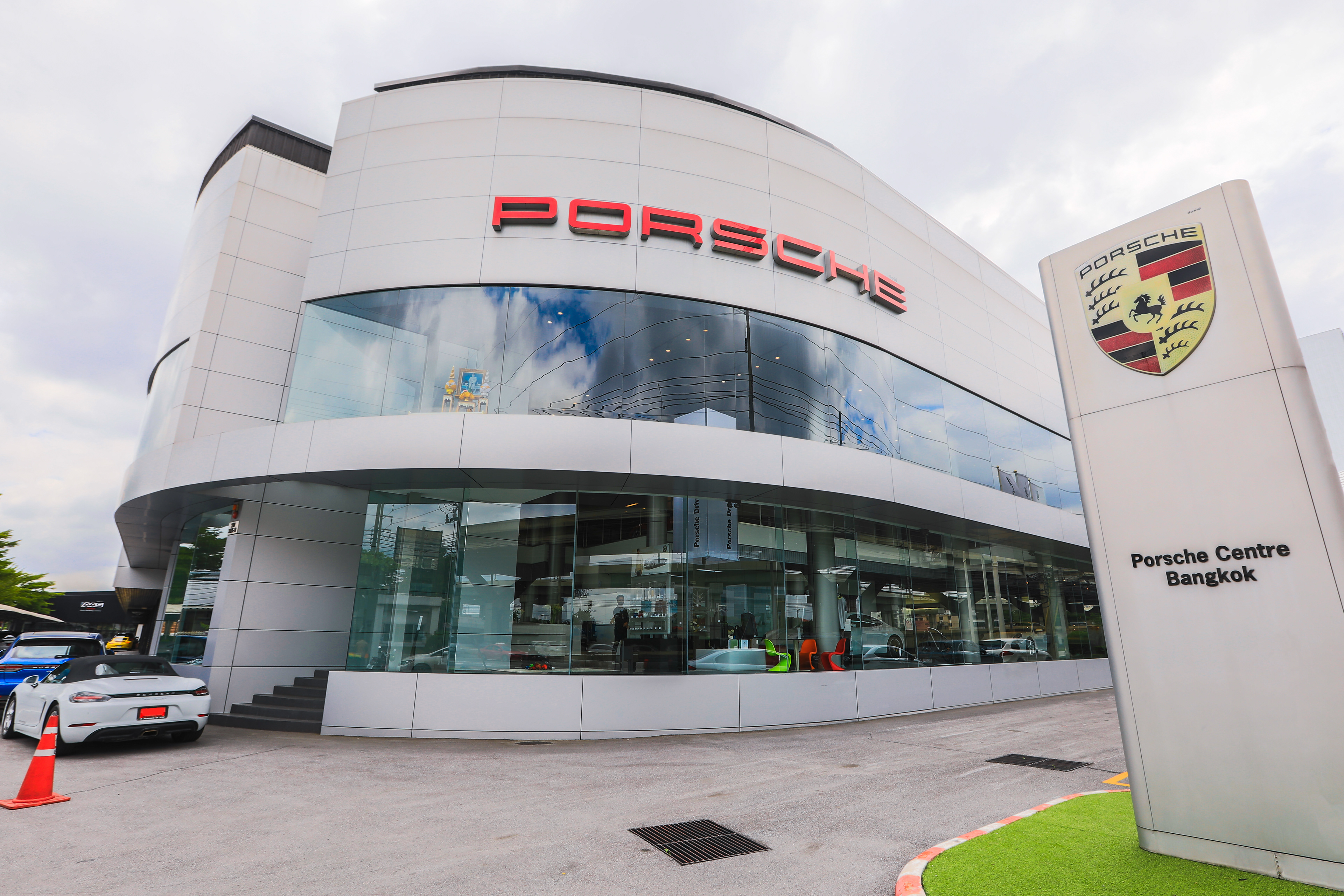 SHOWROOM PORSCHE