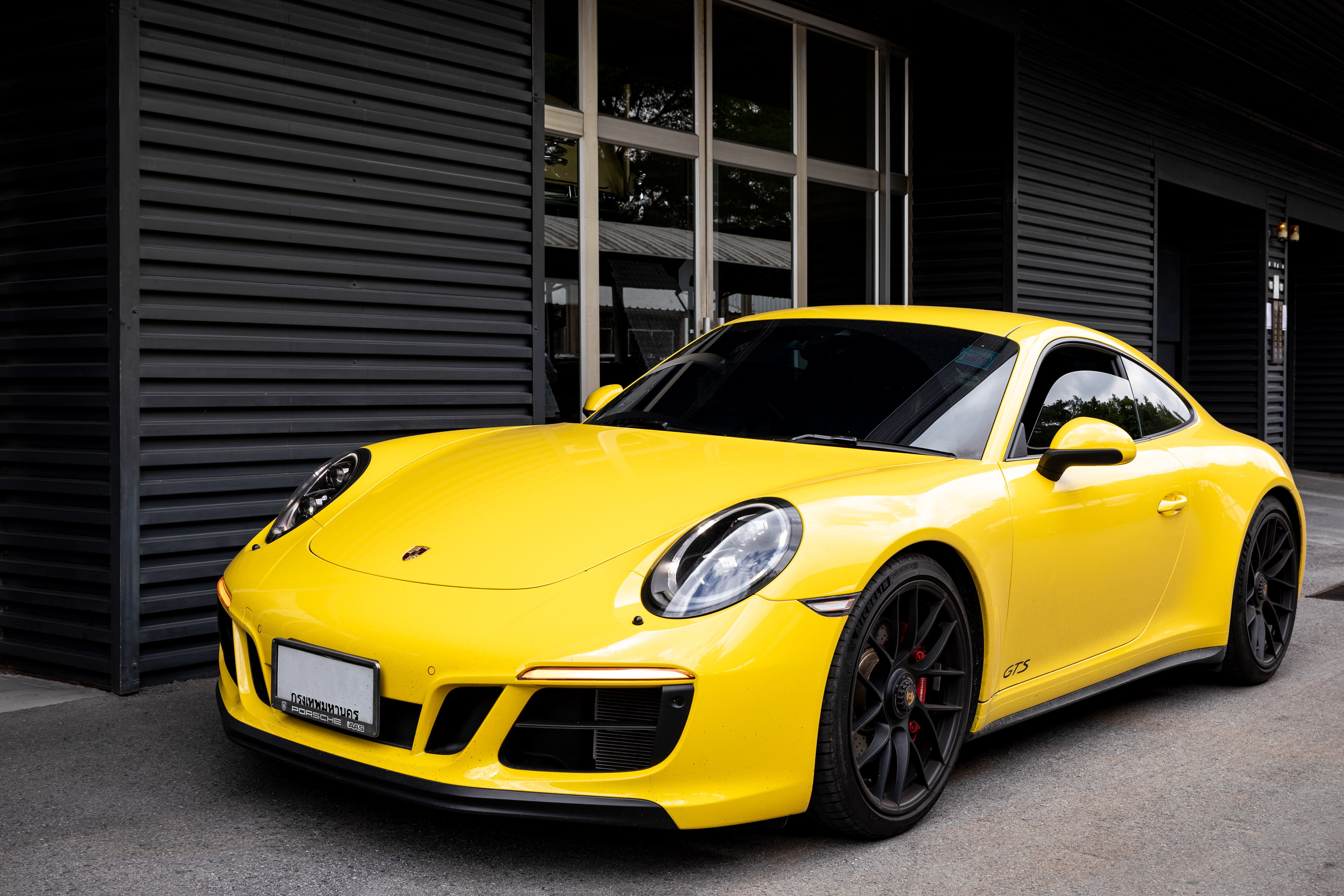 SHOWROOM PORSCHE