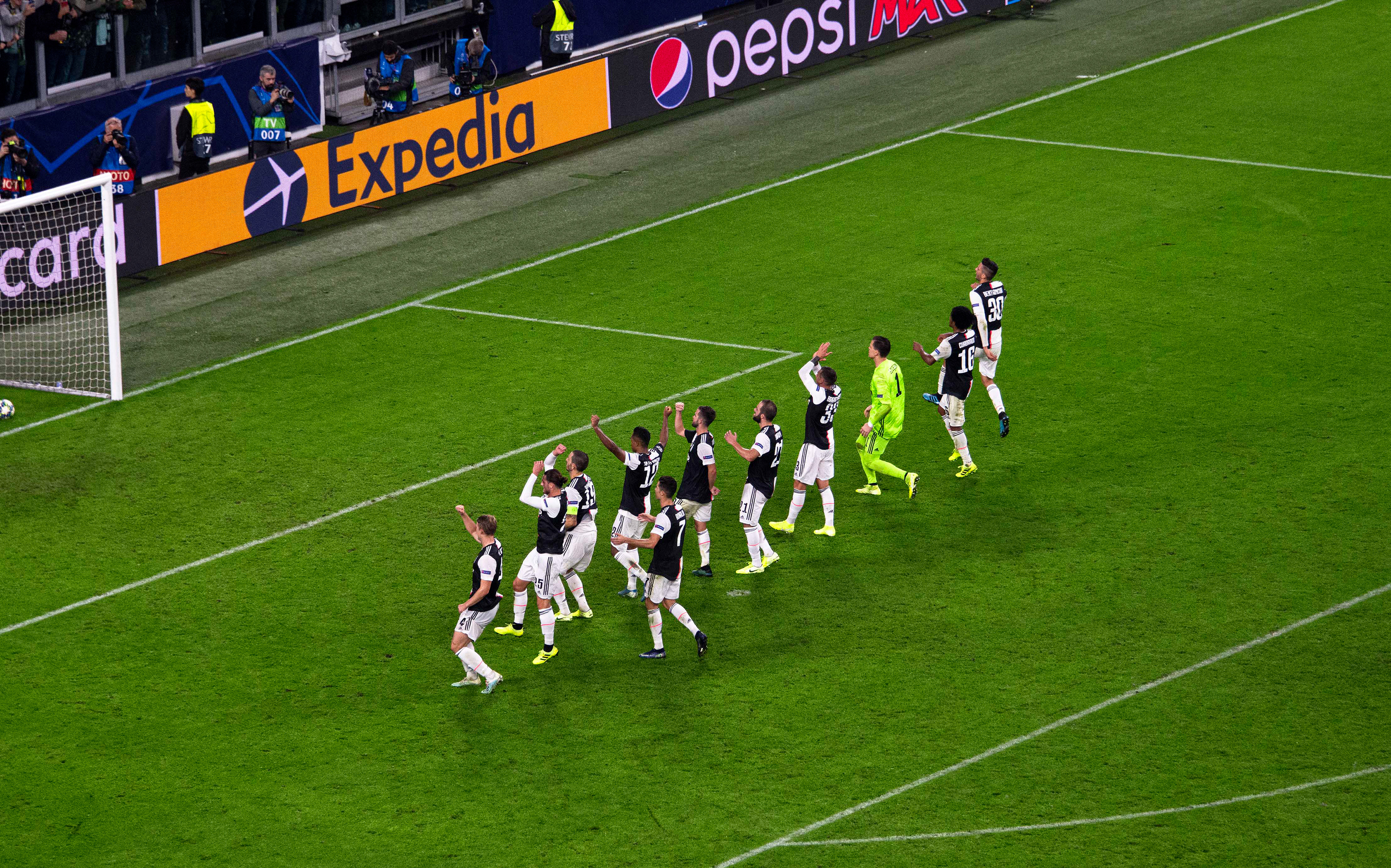 DE LIGT, RABIOT, BONUCCI, RONALDO, ALEX SANDRO, PJANIC, HIGUAIN, BERNARDESCHI, SZCZESNY, CUADRADO, BENTACOUR