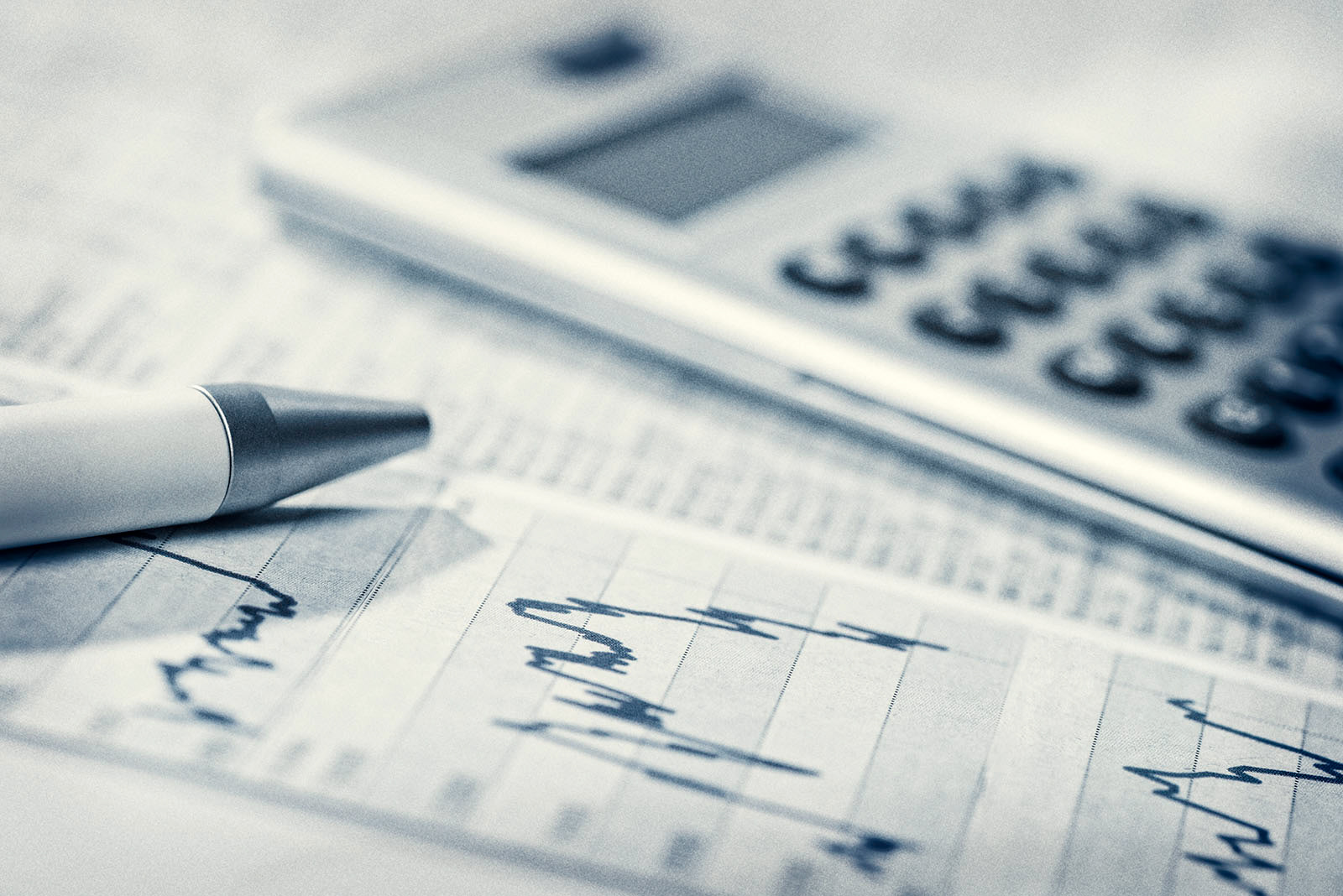 Thema Finanzwirtschaft mit Taschenrechner und Grafiken, die Börsenkurse darstellen