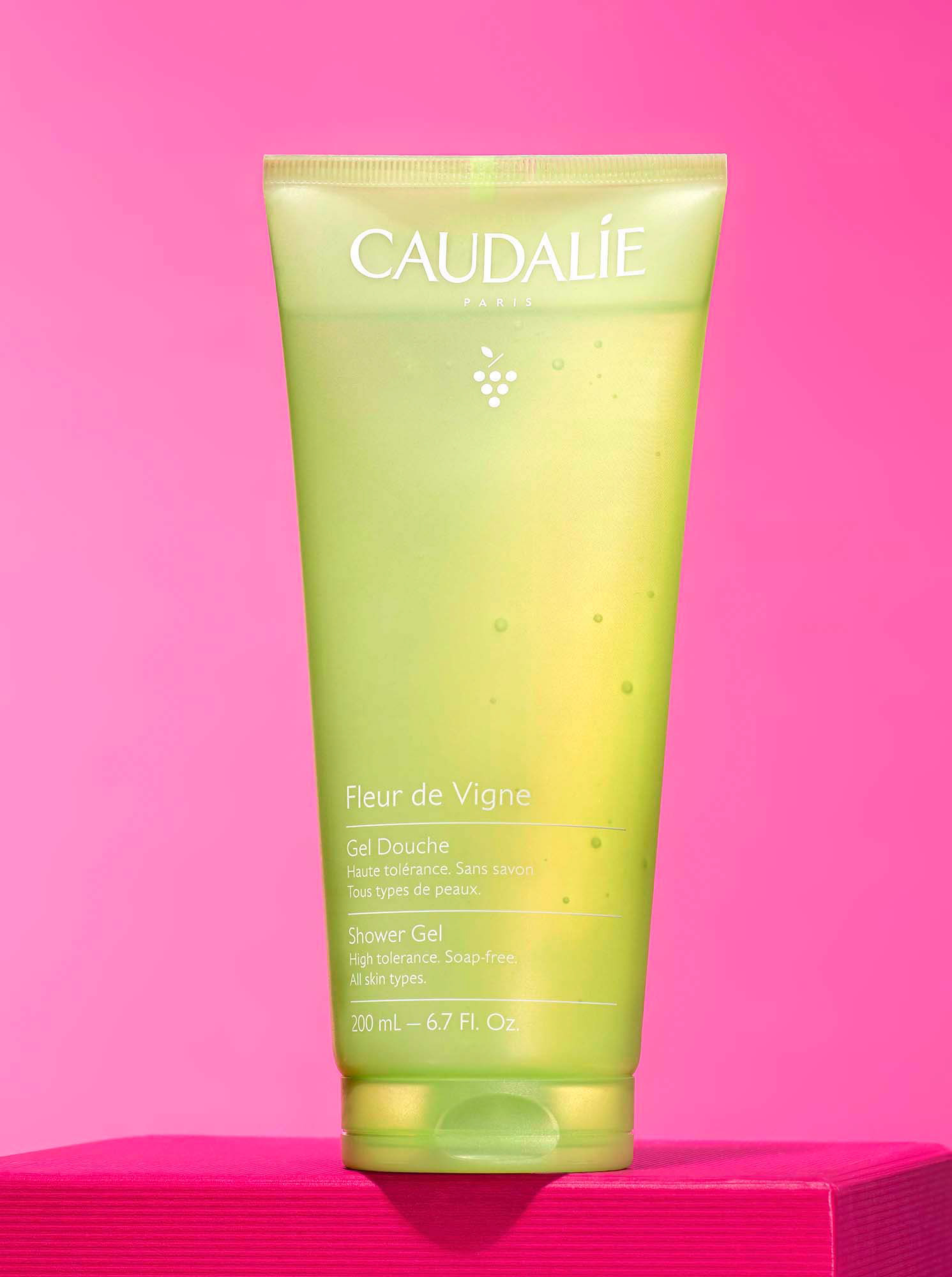 Grüne Kunststoffverpackung mit Shower Gel steht auf pinkfarbener Box vor Hintergrund in pink. Studio für Produktfotografie in Kronberg im Taunus - Fotograf Frankfurt Klaus Ohlenschläger