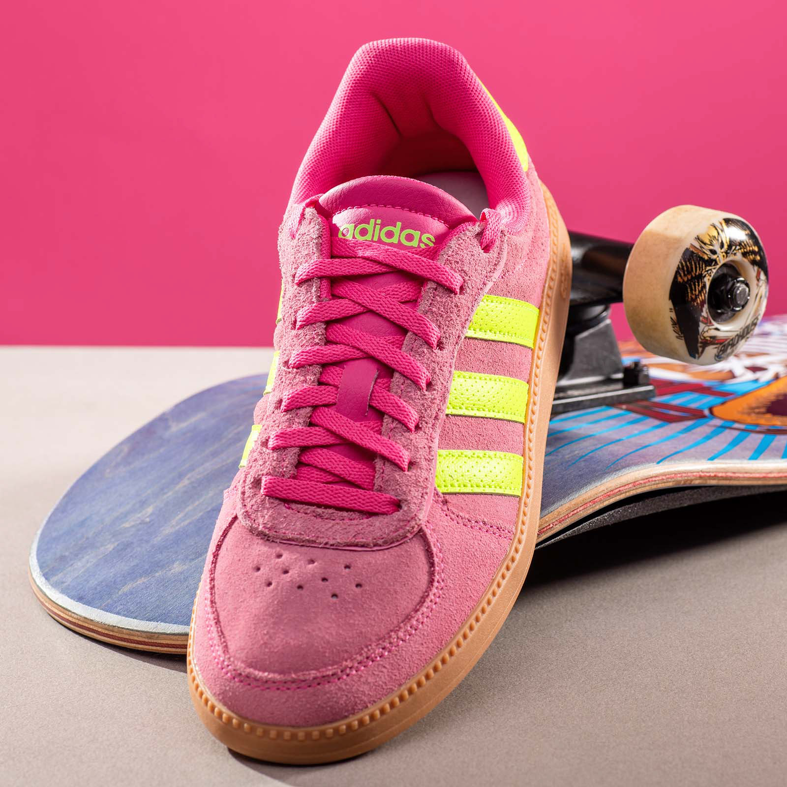 Produktfotografie eines pinkfarbenen Sportschuhs, der senkrecht an ein umgedrehtes Skateboard gelehnt ist. Studio für Produktfotografie - Fotograf Klaus Ohlenschläger Frankfurt – Kronberg – Bad Homburg