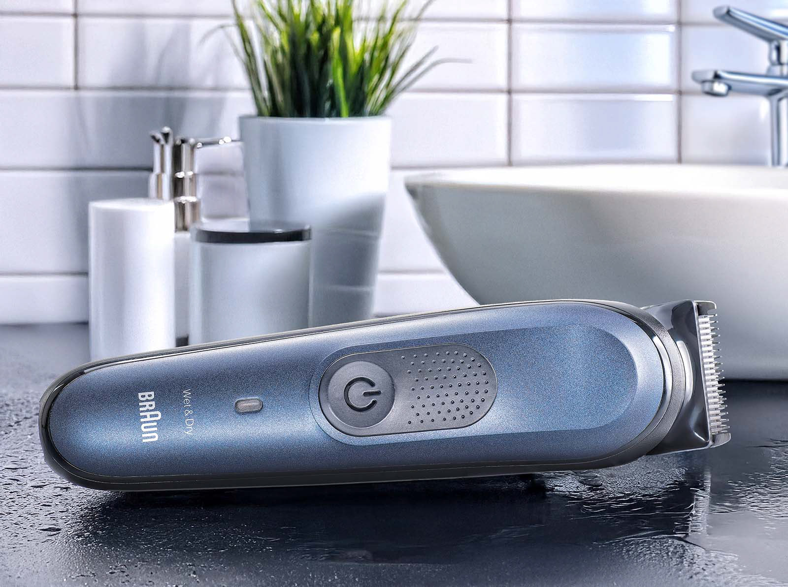 Produktaufnahme eines Barttrimmers mit einem durch Künstliche Intelligenz (KI/AI) generierten Set. Studio für KI-Produktfotografie in Kronberg im Taunus - Fotograf Frankfurt Klaus Ohlenschläger