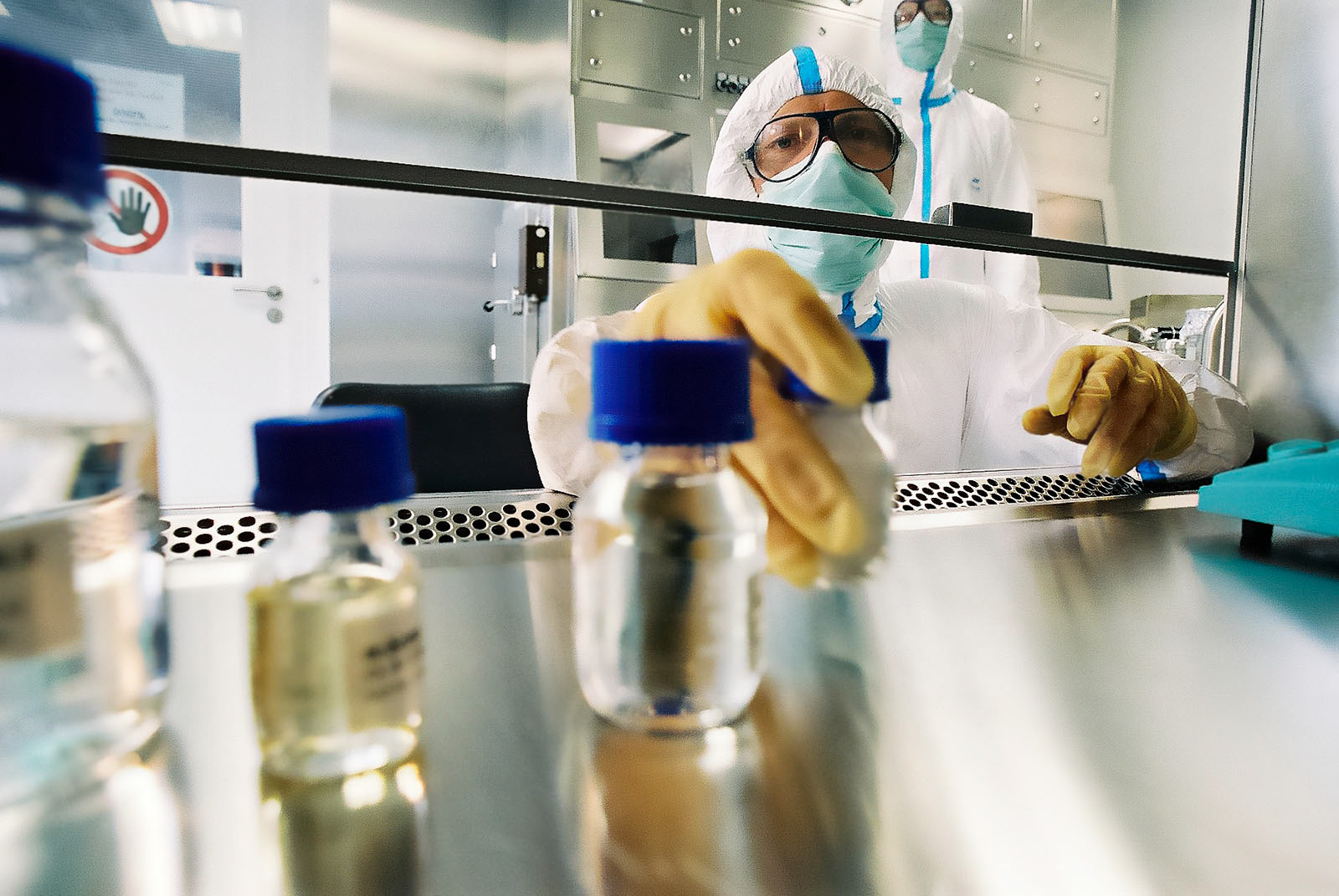 Mitarbeiter in einem wissenschaftlichen Labor