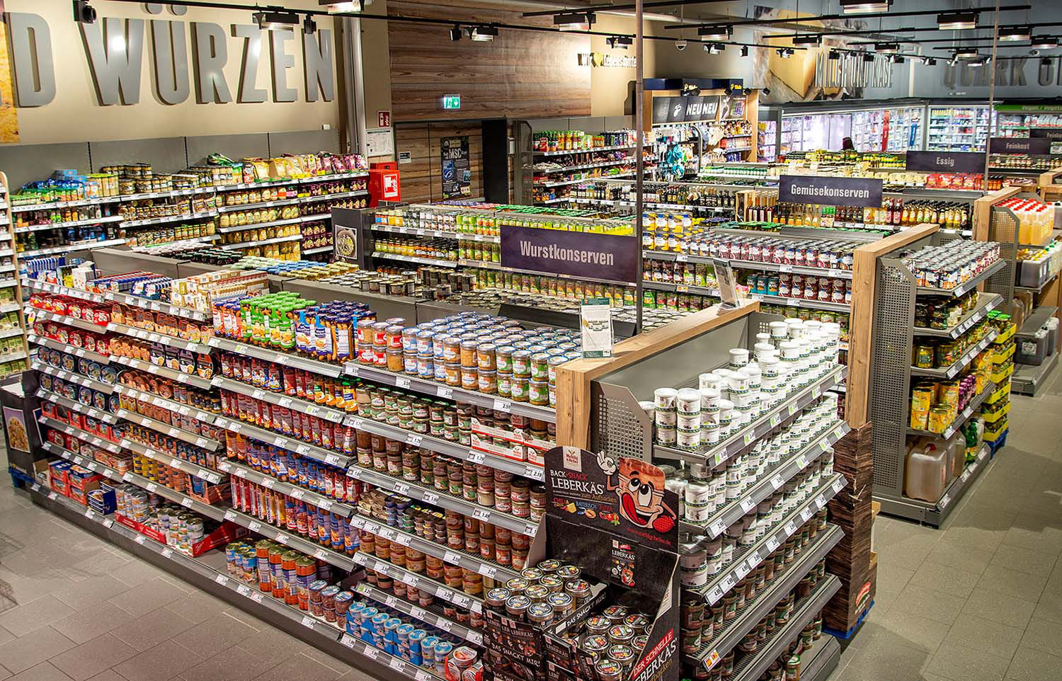 Blick von oben auf die Verkaufsfläche in einem Supermarkt. Fotograf Frankfurt Klaus Ohlenschläger