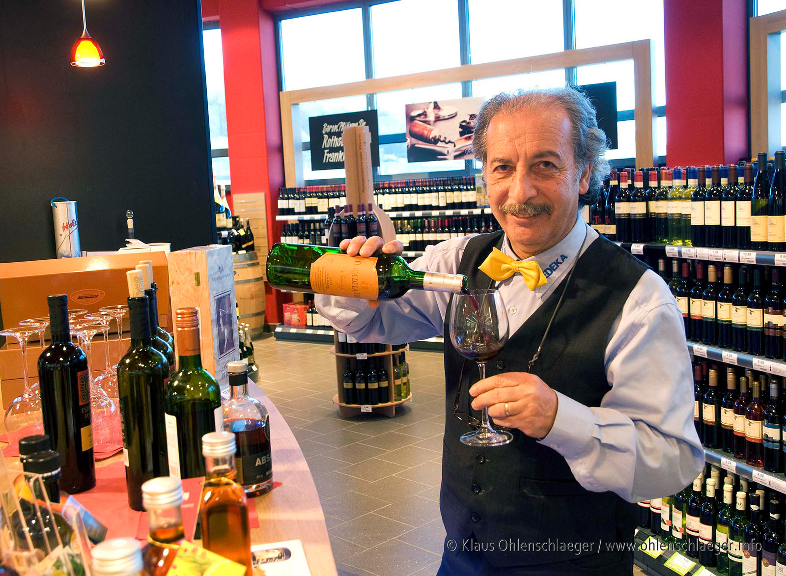 Mitarbeiter in der Weinabteilung eines Supermarktes