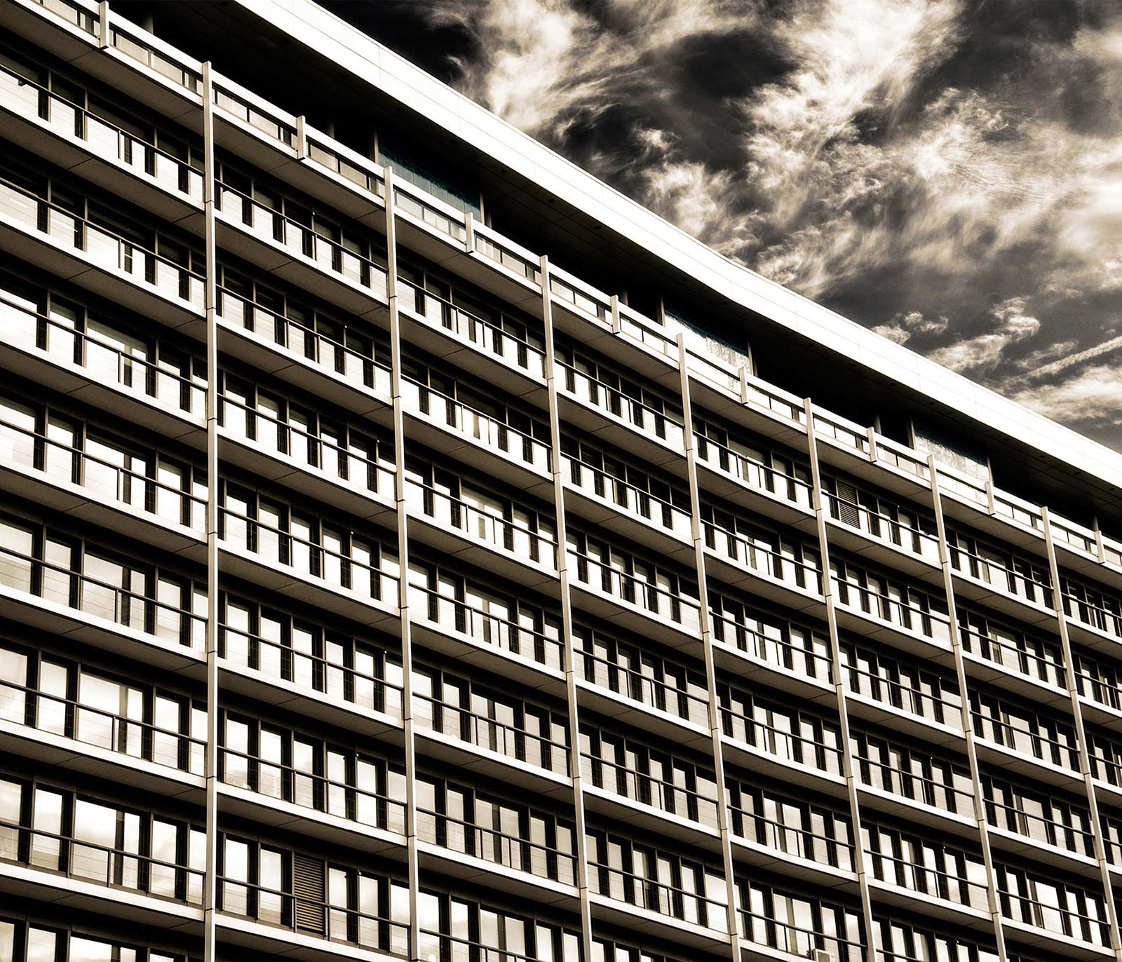 Fassade eines modernen Bürogebäudes in Frankfurt