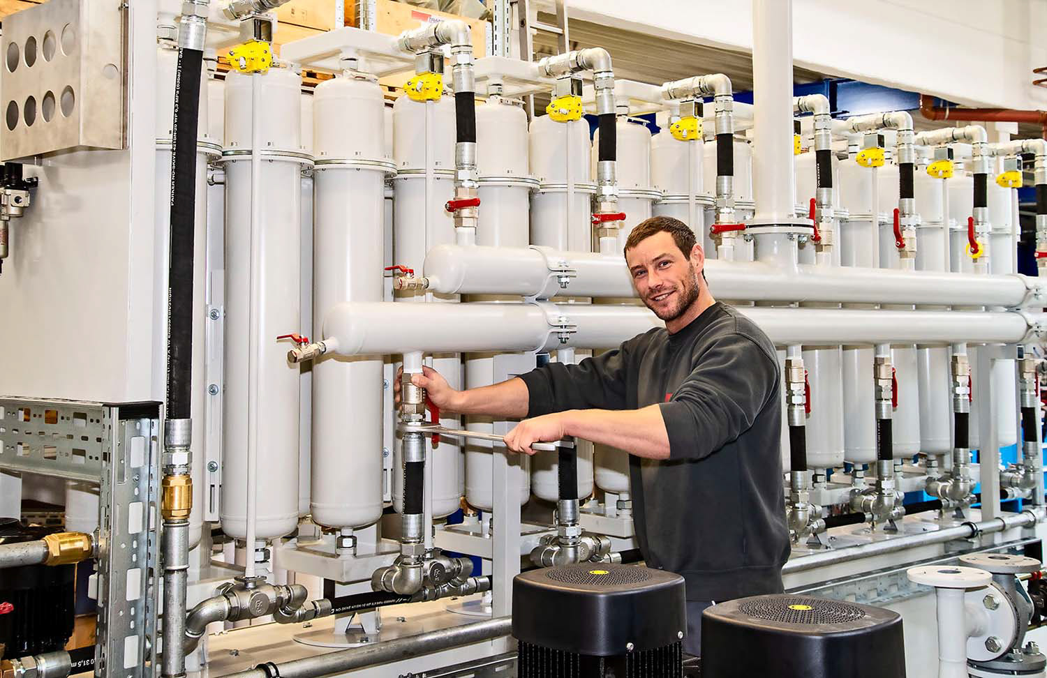 Maschinenbau: Monteur arbeitet an einer Anlage - Fotograf Frankfurt Klaus Ohlenschläger