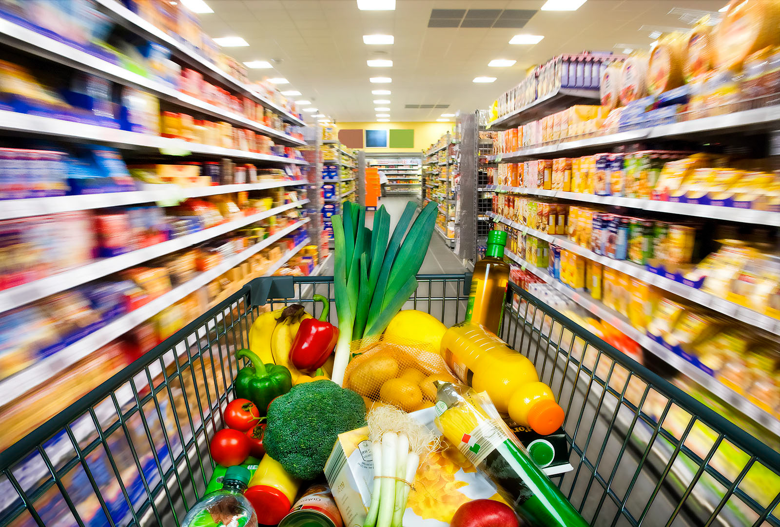 Einkaufswagen mit Lebensmitteln im Supermarkt