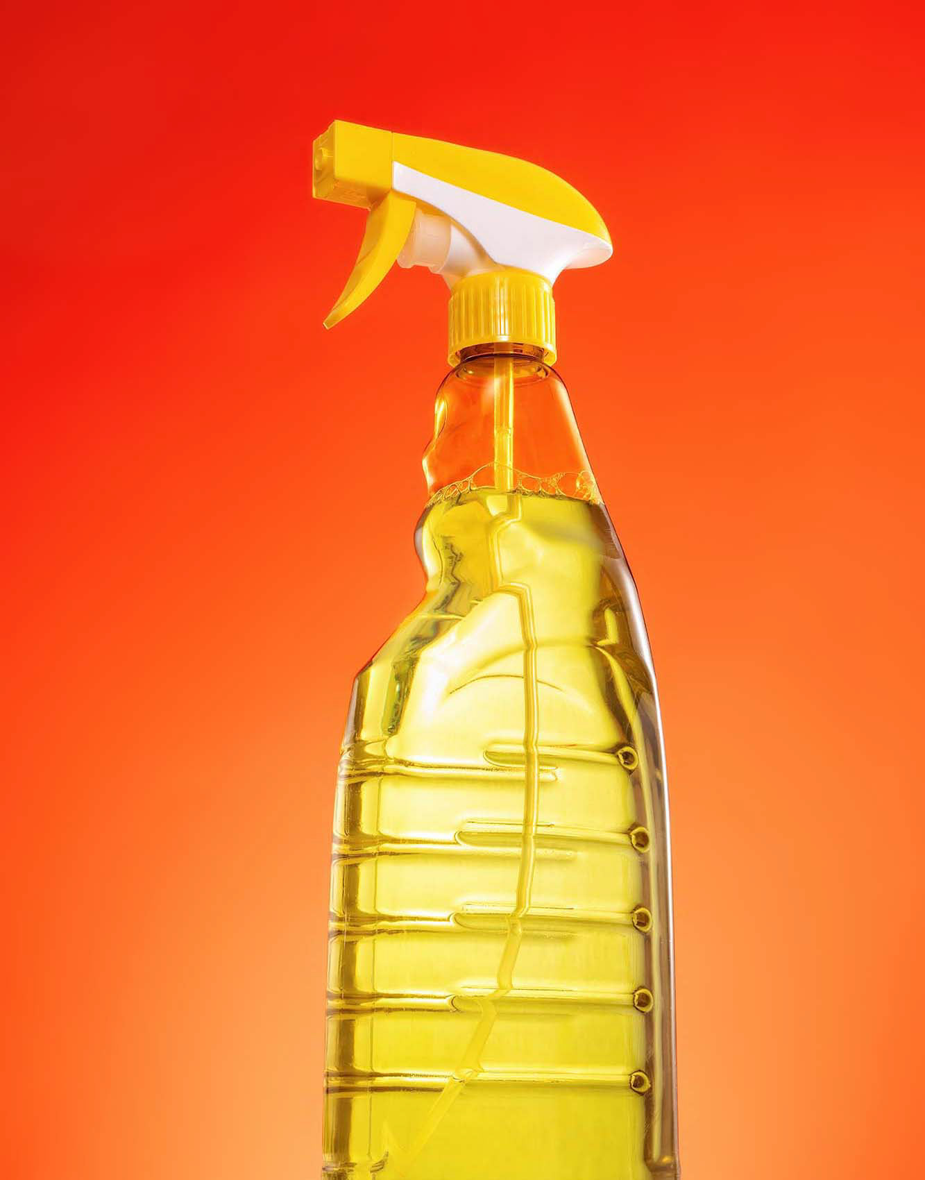 Produktaufnahme einer gelben Sprühflasche mit Haushaltsreiniger vor orangem Hintergrund. Studio für Produktfotografie in Kronberg im Taunus - Fotograf Frankfurt Klaus Ohlenschläger