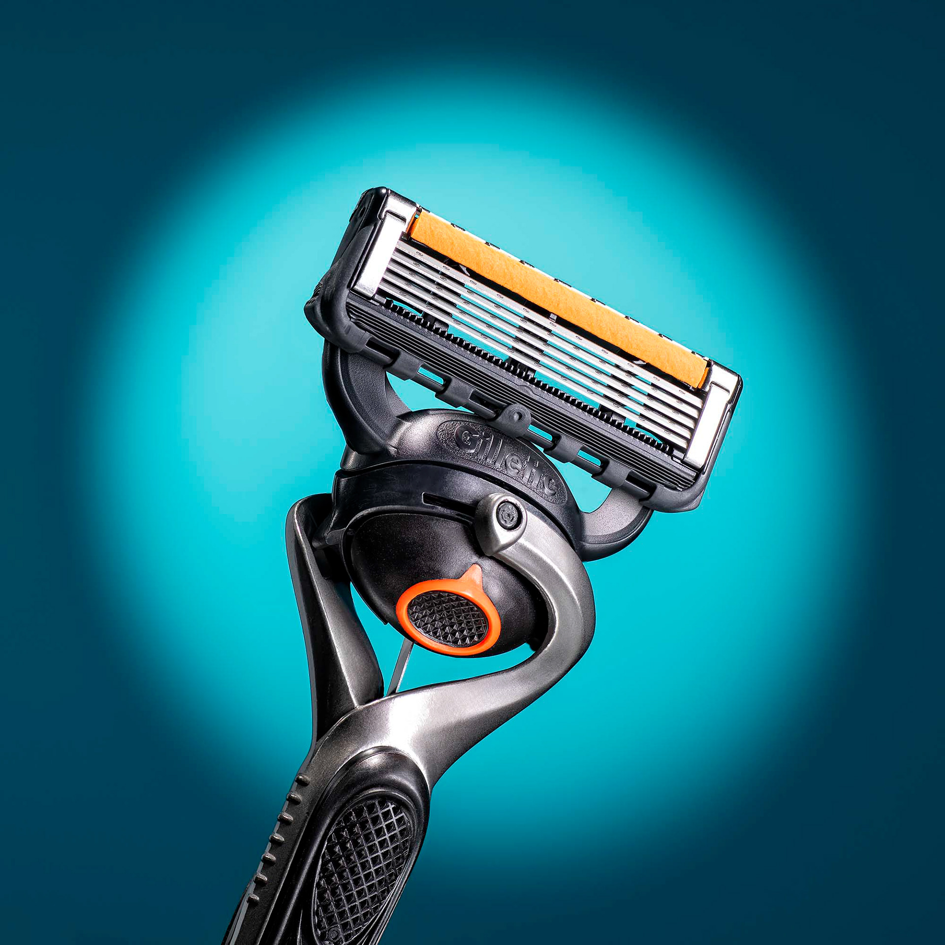 Produktfotografie eines Nassrasierers der Marke Gillette vor einem Hintergrund mit dem farbton Türkis. Studio für Produktfotografie in Kronberg im Taunus - Fotograf Klaus Ohlenschläger Frankfurt - Kronberg - Bad Homburg