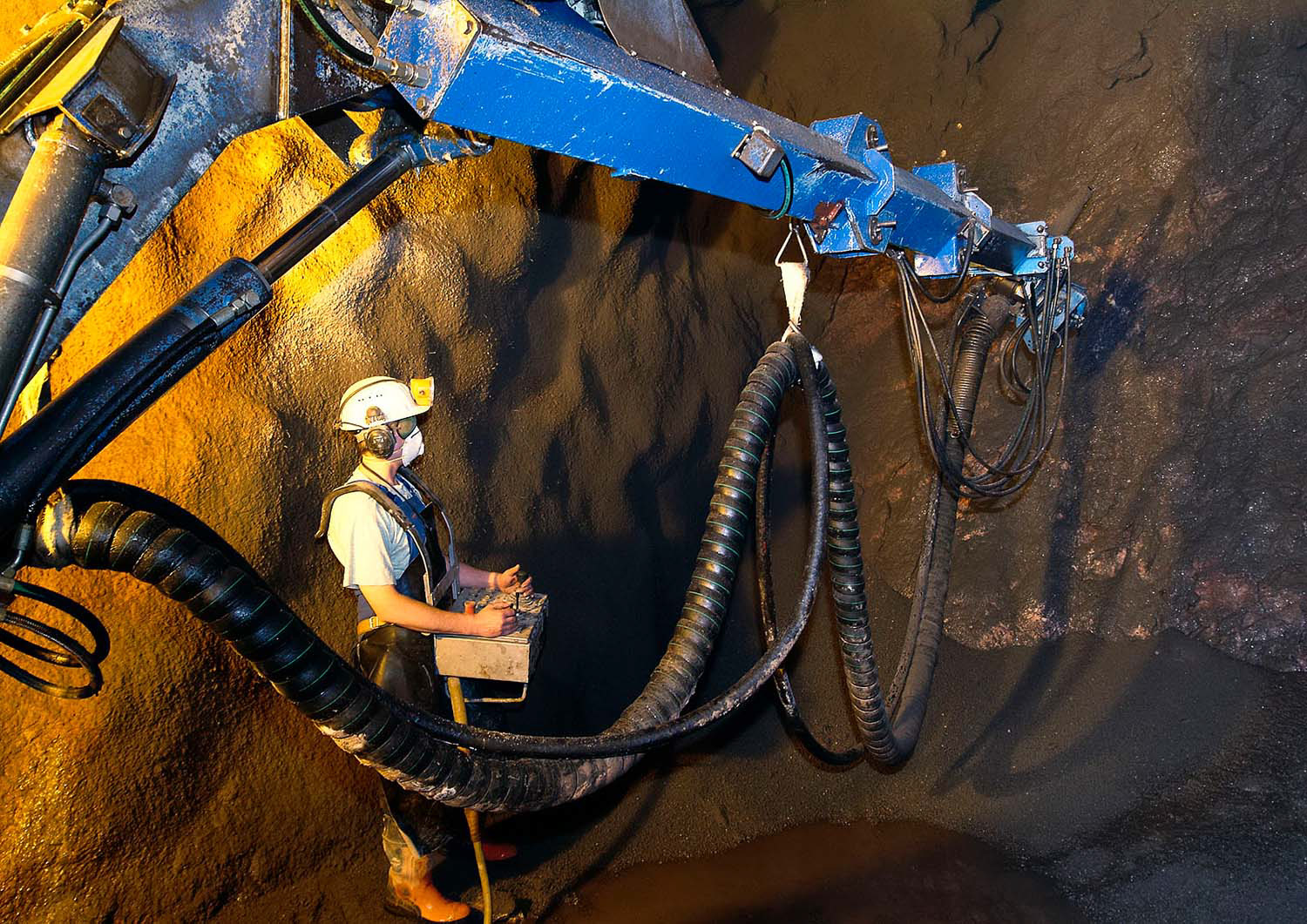Bergmann bedient eine schwere Maschien in einem Stollen - Fotograf Frankfurt Klaus Ohlenschläger