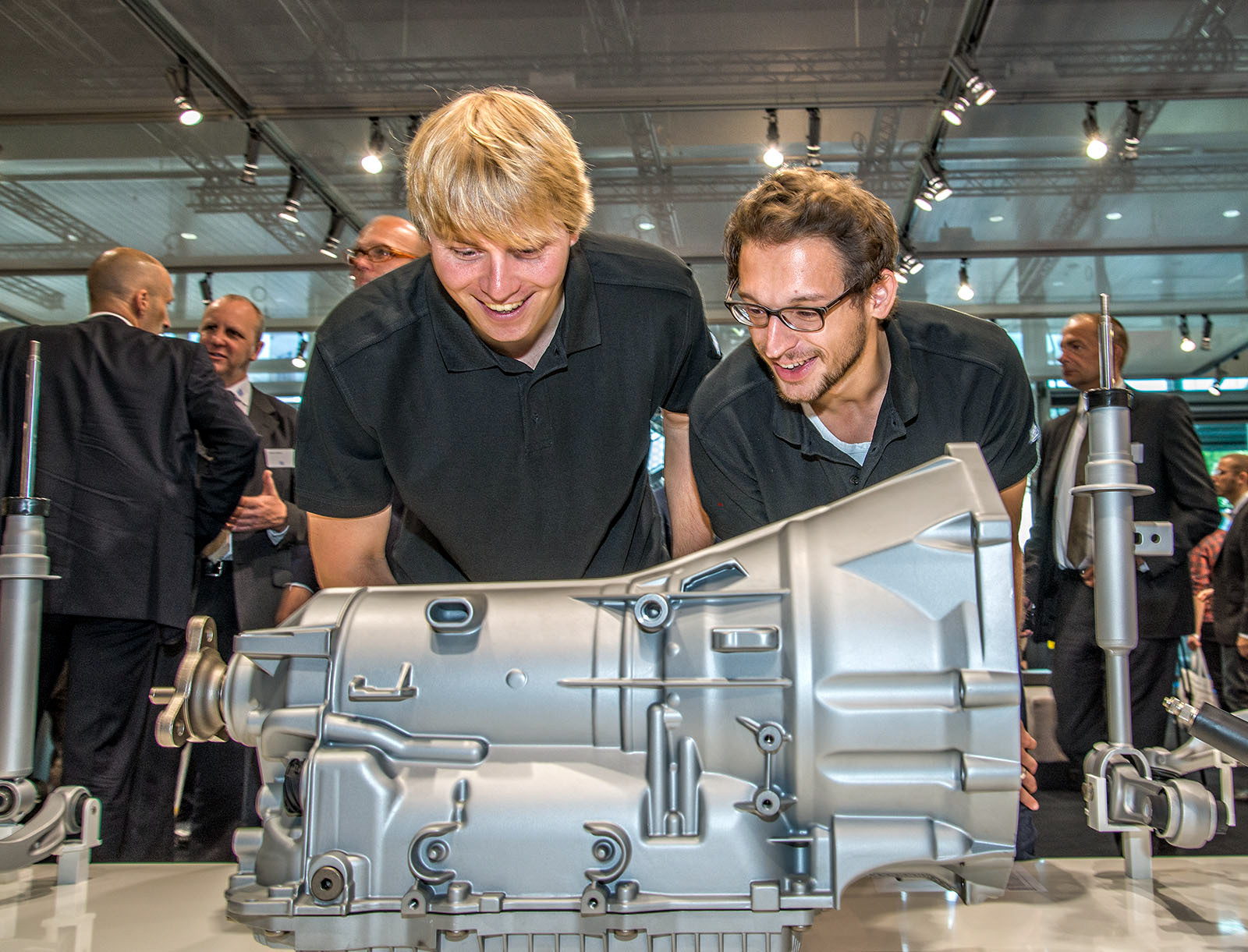 Besucher vor einem Ausstellungsstück auf der Messe Frankfurt