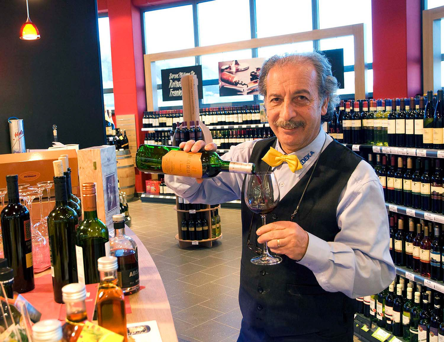 Mitarbeiter im Supermarkt beim Weinausschank - Fotograf Frankfurt Klaus Ohlenschläger