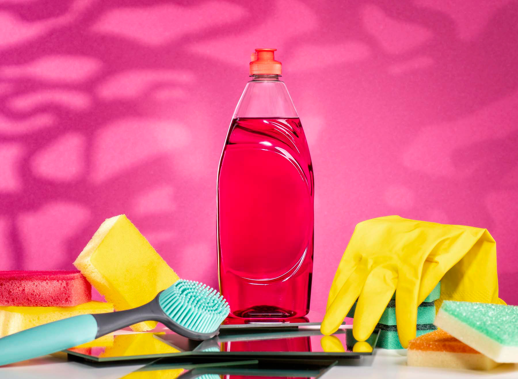 Eine Plastikflasche mit Spülmittel und Accessoires wie Schwämme, Spülbürste und Kuststoffhandschuh. Studio für Produktfotografie in Kronberg im Taunus - Fotograf Klaus Ohlenschläger - Frankfurt - Kronberg - Bad Homburg