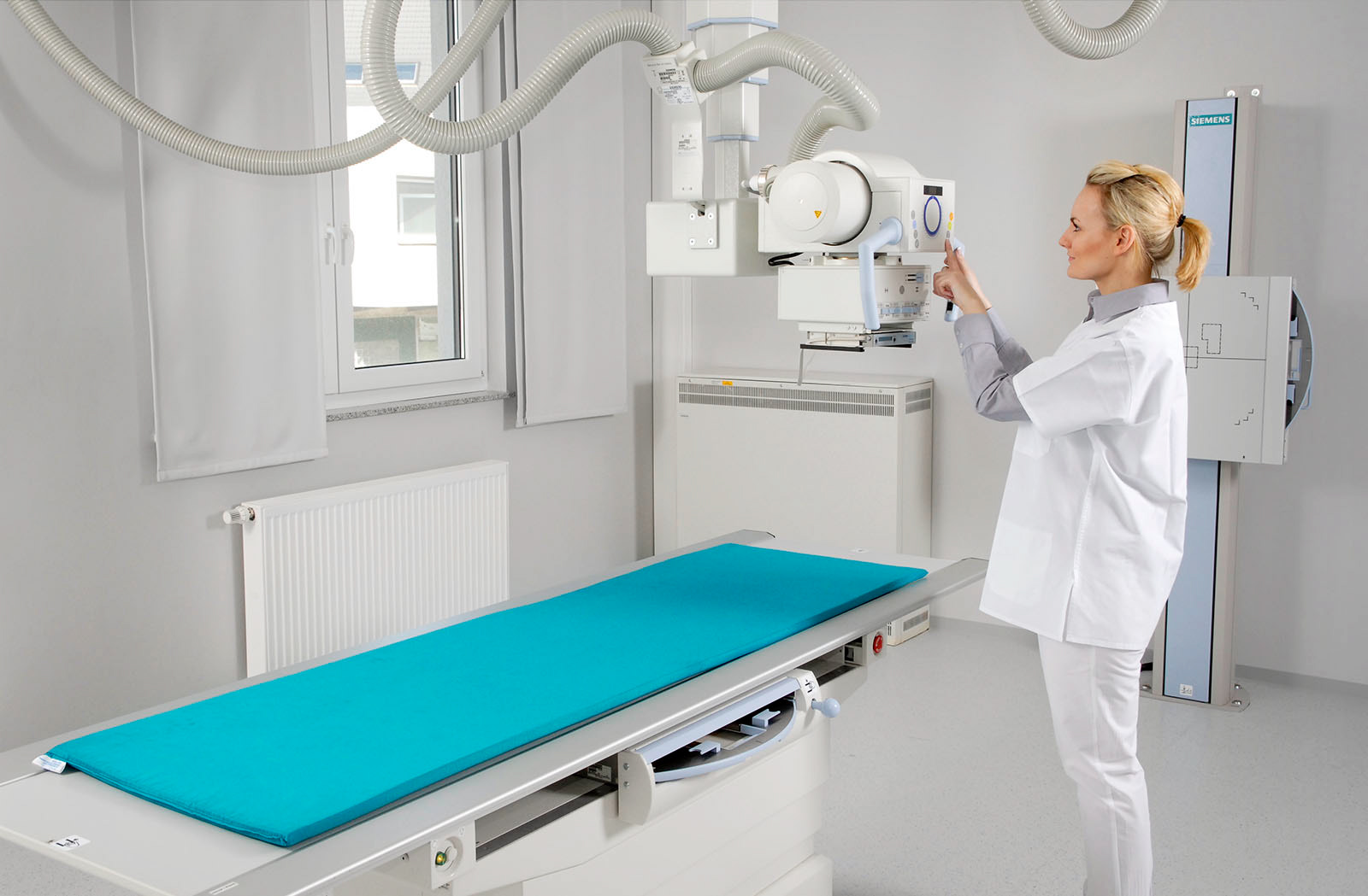 Modernes Röntgengerät und medizinisch technische Assistentin