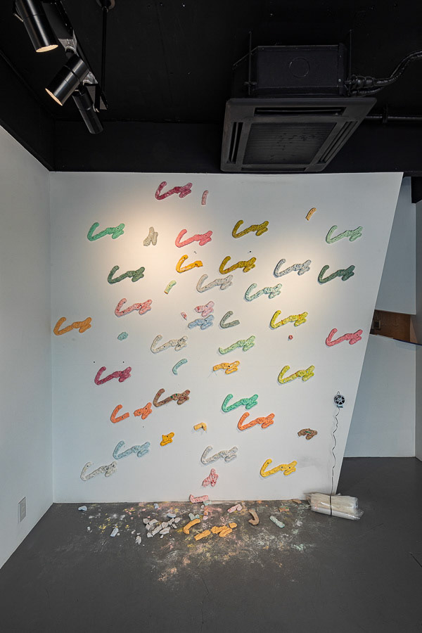 "His(Her) signature #2" 2019 material: plaster and pigment, Dimension variable ©︎Tomohiro Kubota