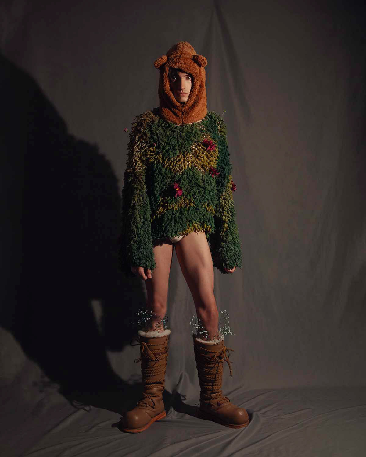 playera musgo y botas viajeras ccg