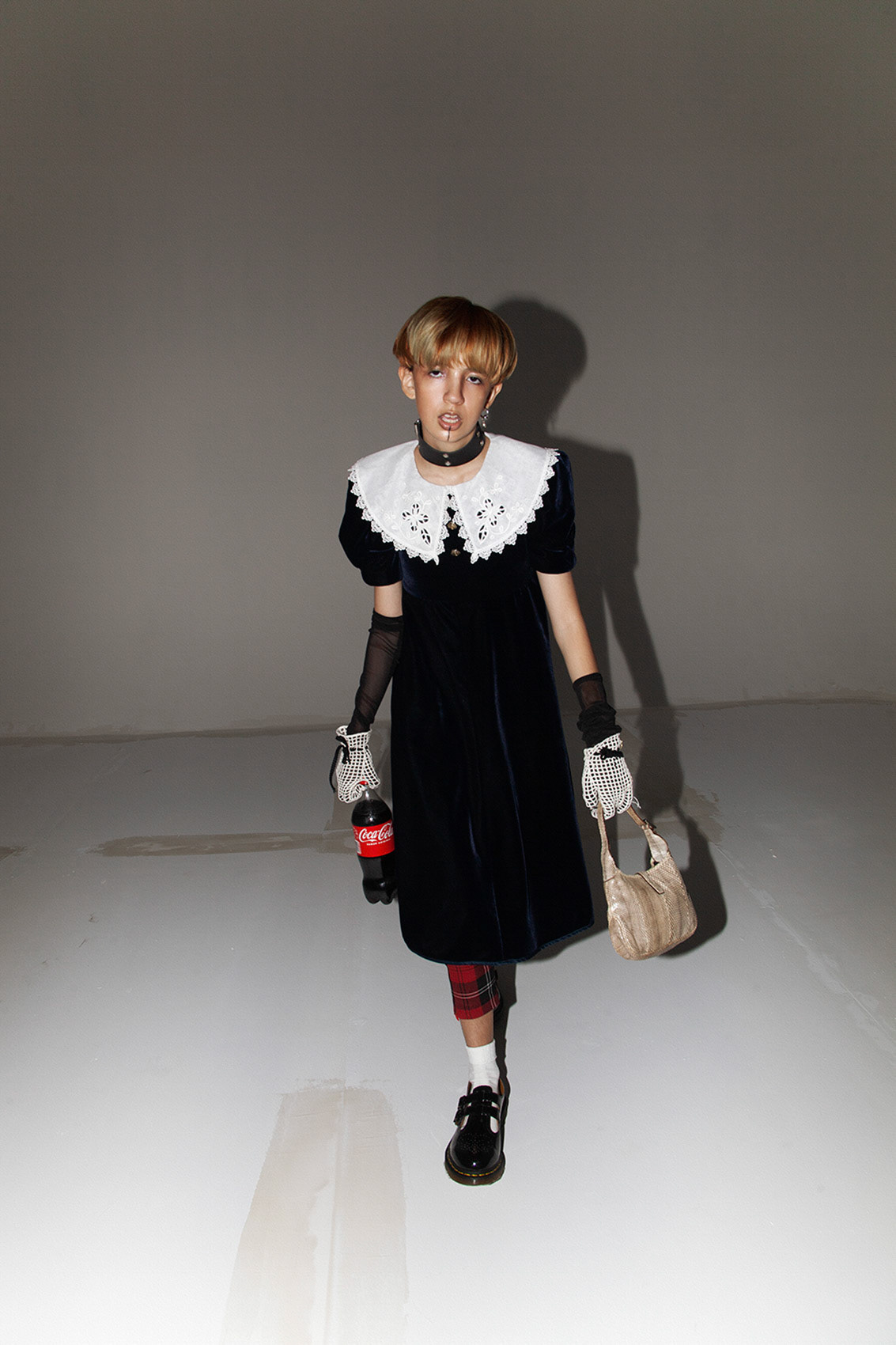 vestido, pantalones y guantes de le coordinadore, zapatos dr. martens, bolsa gucci vintage, choker vintage