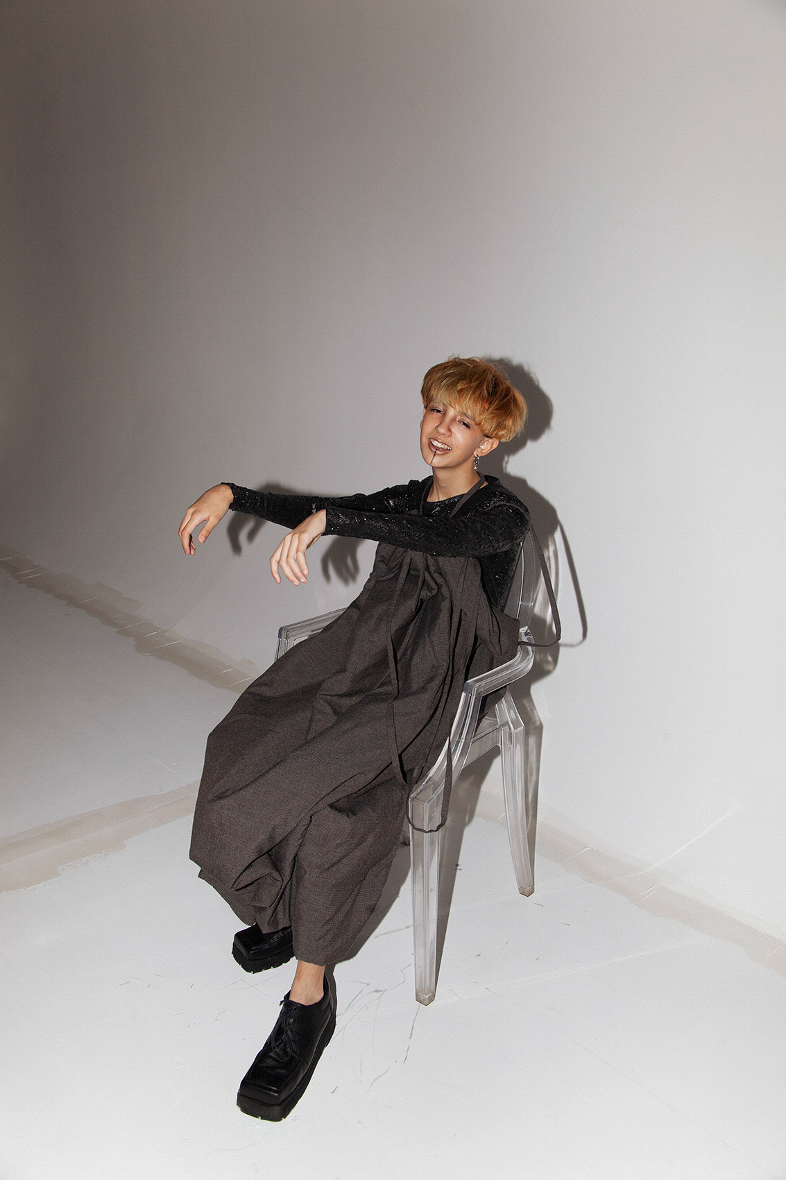 top y vestido de la gala, zapatos cruda