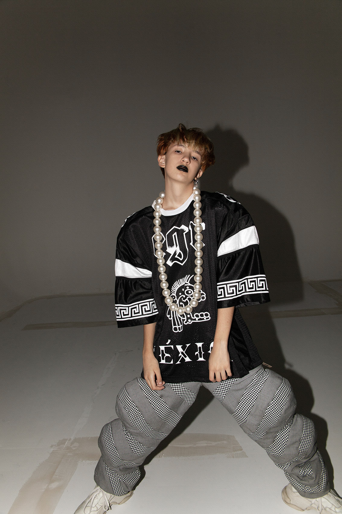 jersey egr, pantalones distorted, tenis jeffrey campbell, collar del fotógrafo