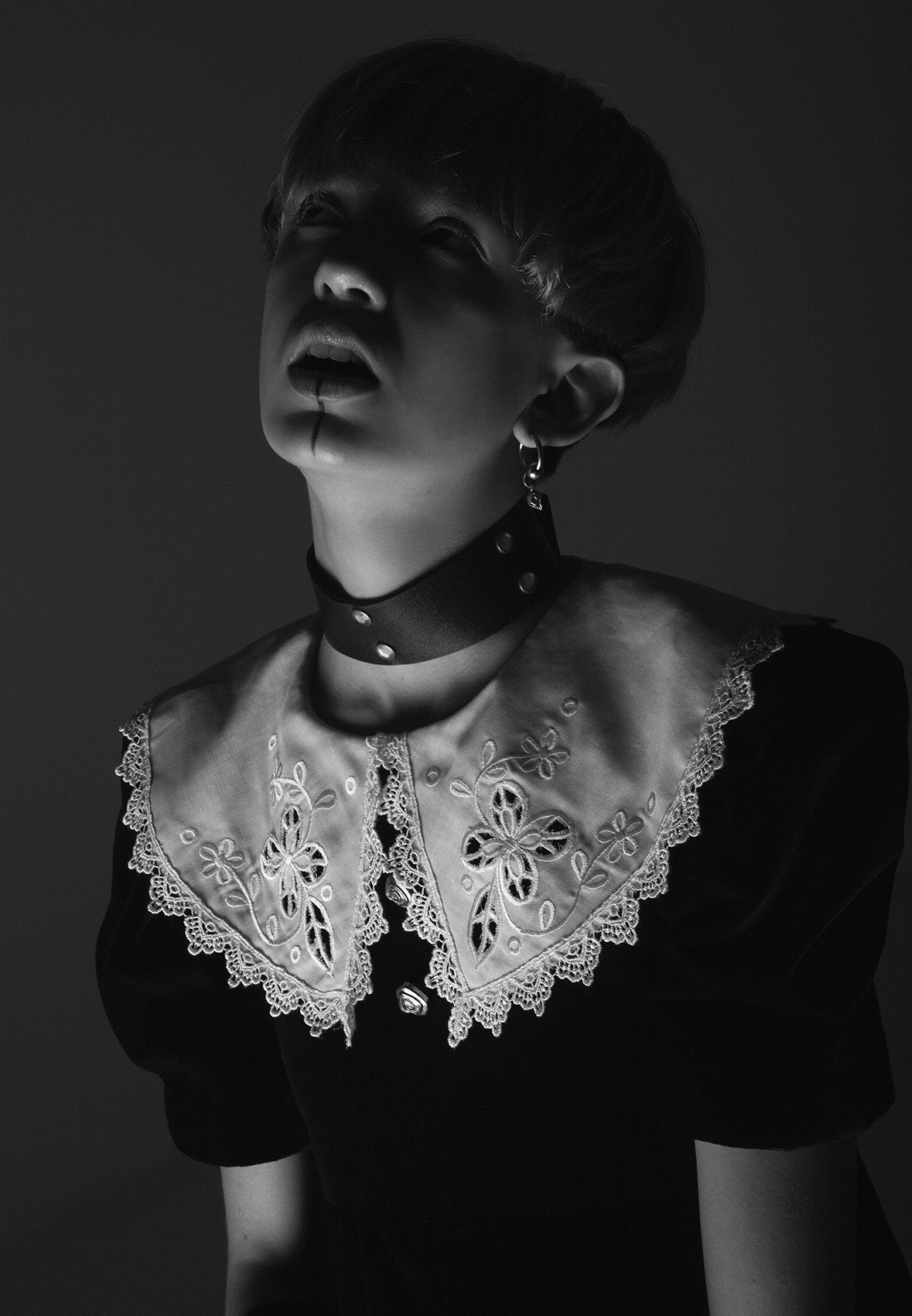 vestido, pantalones y guantes de le coordinadore, zapatos dr. martens, bolsa gucci vintage, choker vintage