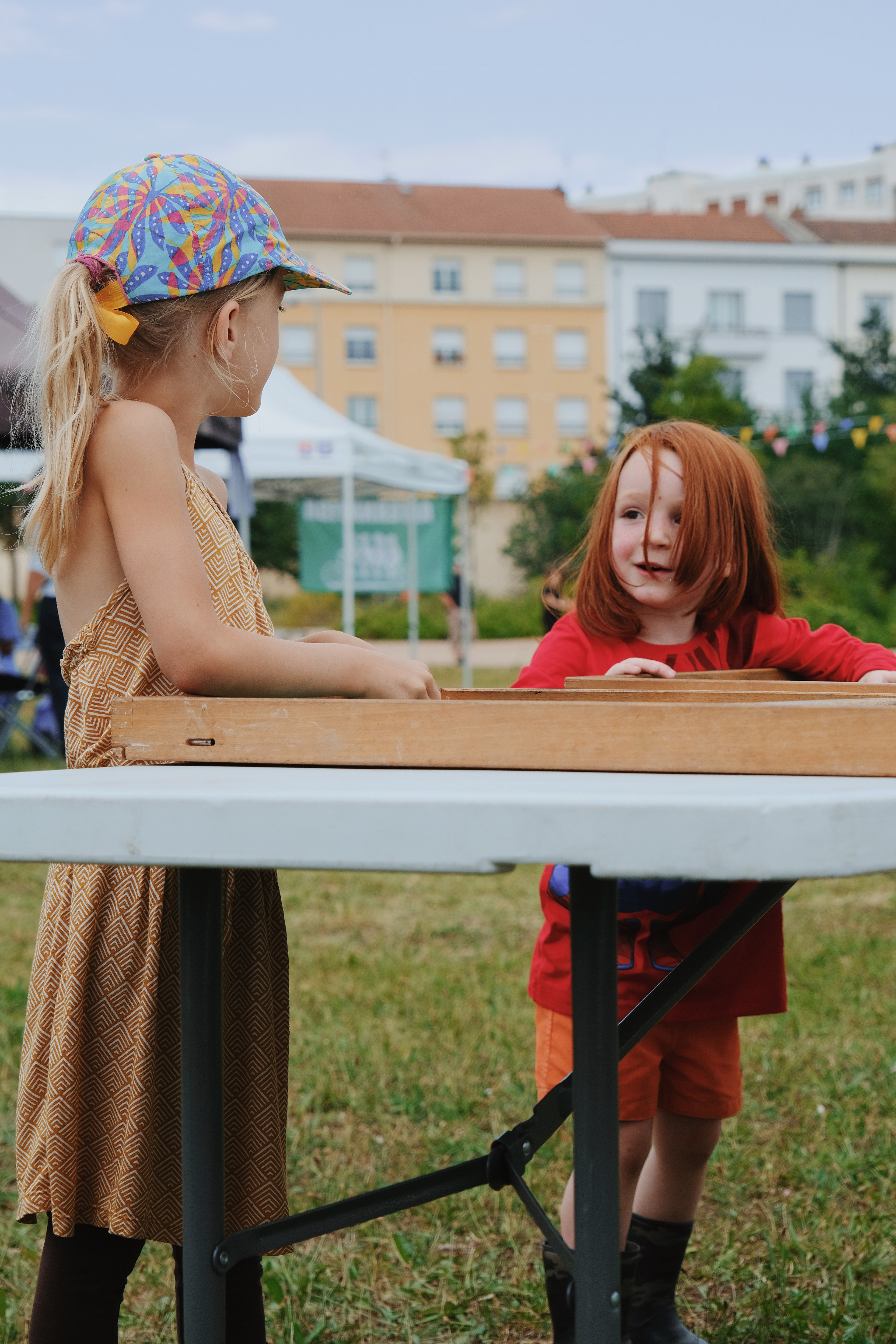 Ou comment quelques cerfs-volants et quelques pinceaux illuminent et rassemblent de jolies petites têtes.