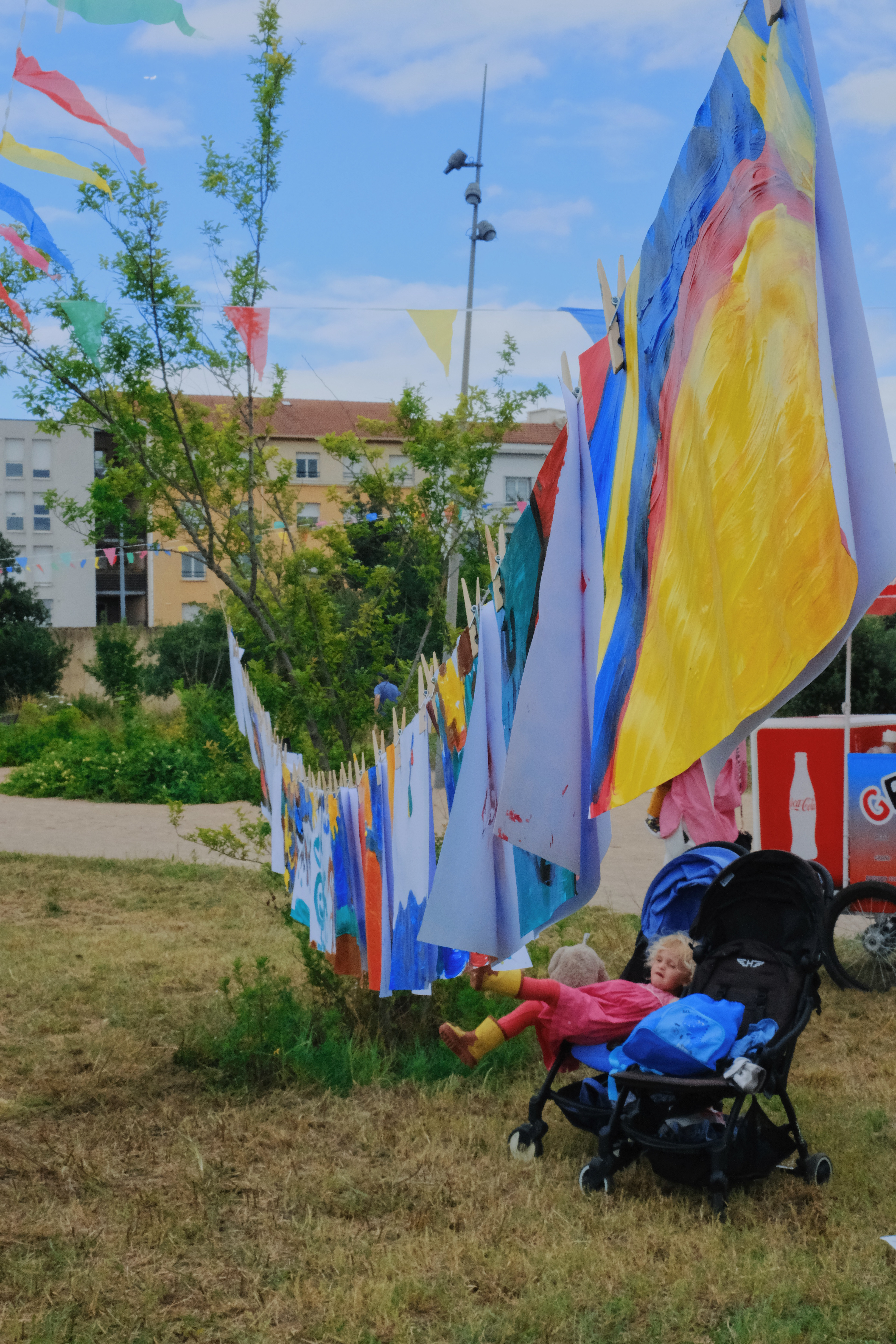 Ou comment quelques cerfs-volants et quelques pinceaux illuminent et rassemblent de jolies petites têtes.