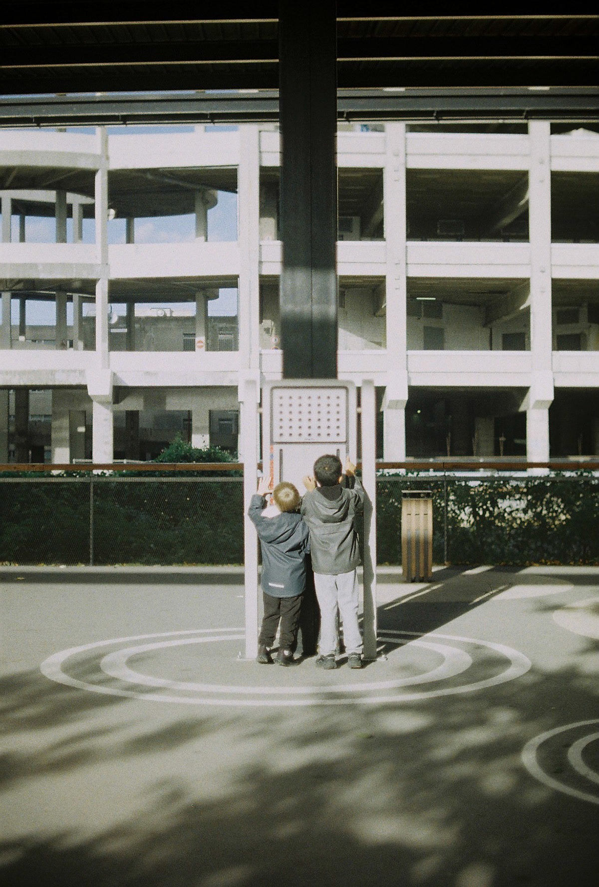 "La ville aux enfants et nous serons libres". Passage à Paris sur une plaine de jeux fraichement bétonnée.
