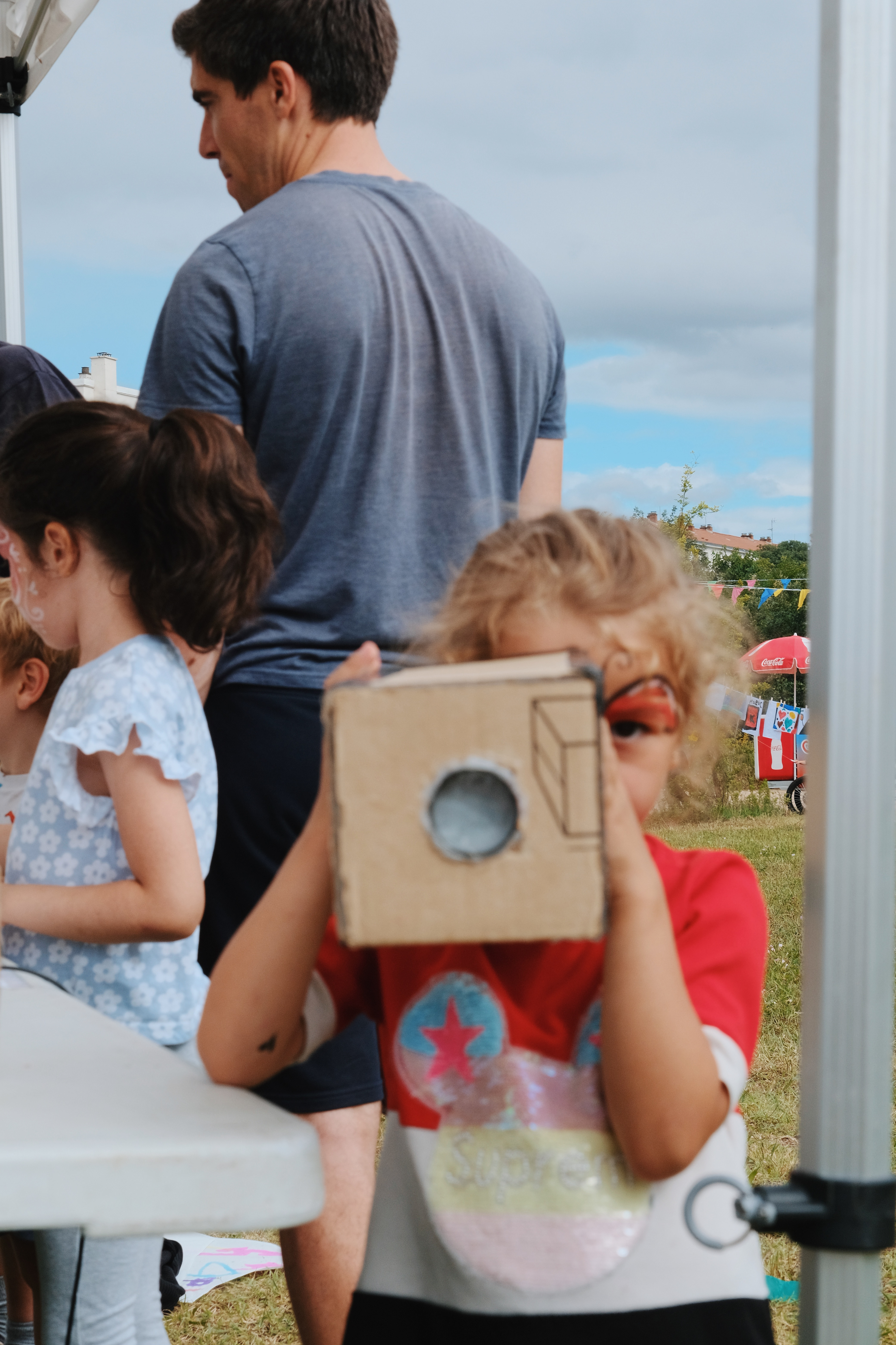 Ou comment quelques cerfs-volants et quelques pinceaux illuminent et rassemblent de jolies petites têtes.