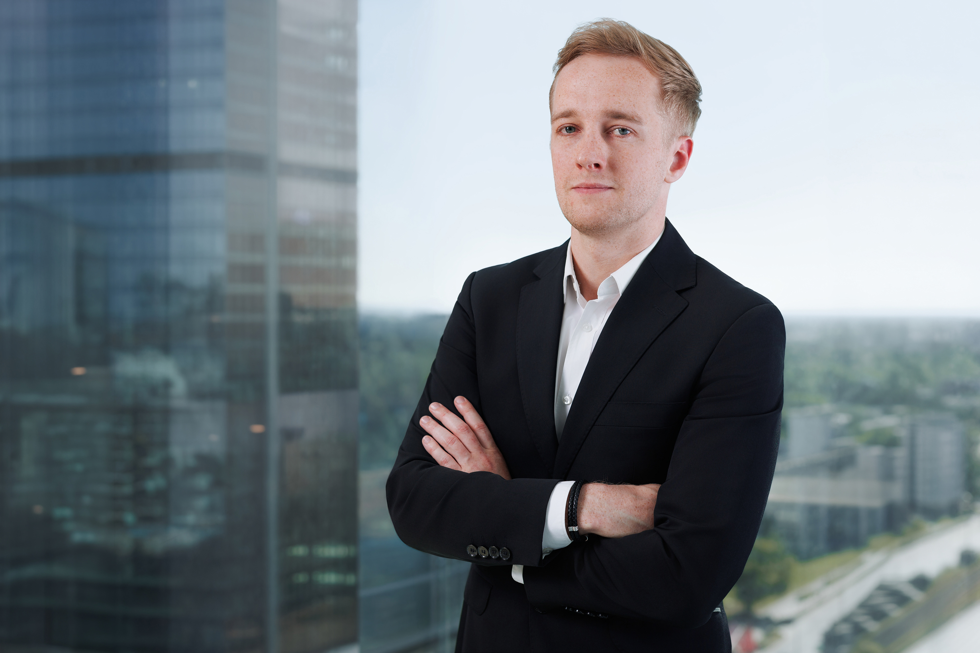 Profesjonalna fotografia biznesowa w Warszawie dla firm, specjalistów i przedsiębiorców. Wykonuję sesje biznesowe dopasowane do wizerunku marki oraz indywidualnych potrzeb – od klasycznych portretów do CV i LinkedIn, po nowoczesne zdjęcia wizerunkowe na strony internetowe i materiały marketingowe. Pracuję w studio oraz w siedzibach firm, tworząc spójne, eleganckie fotografie budujące zaufanie i profesjonalny wizerunek.
