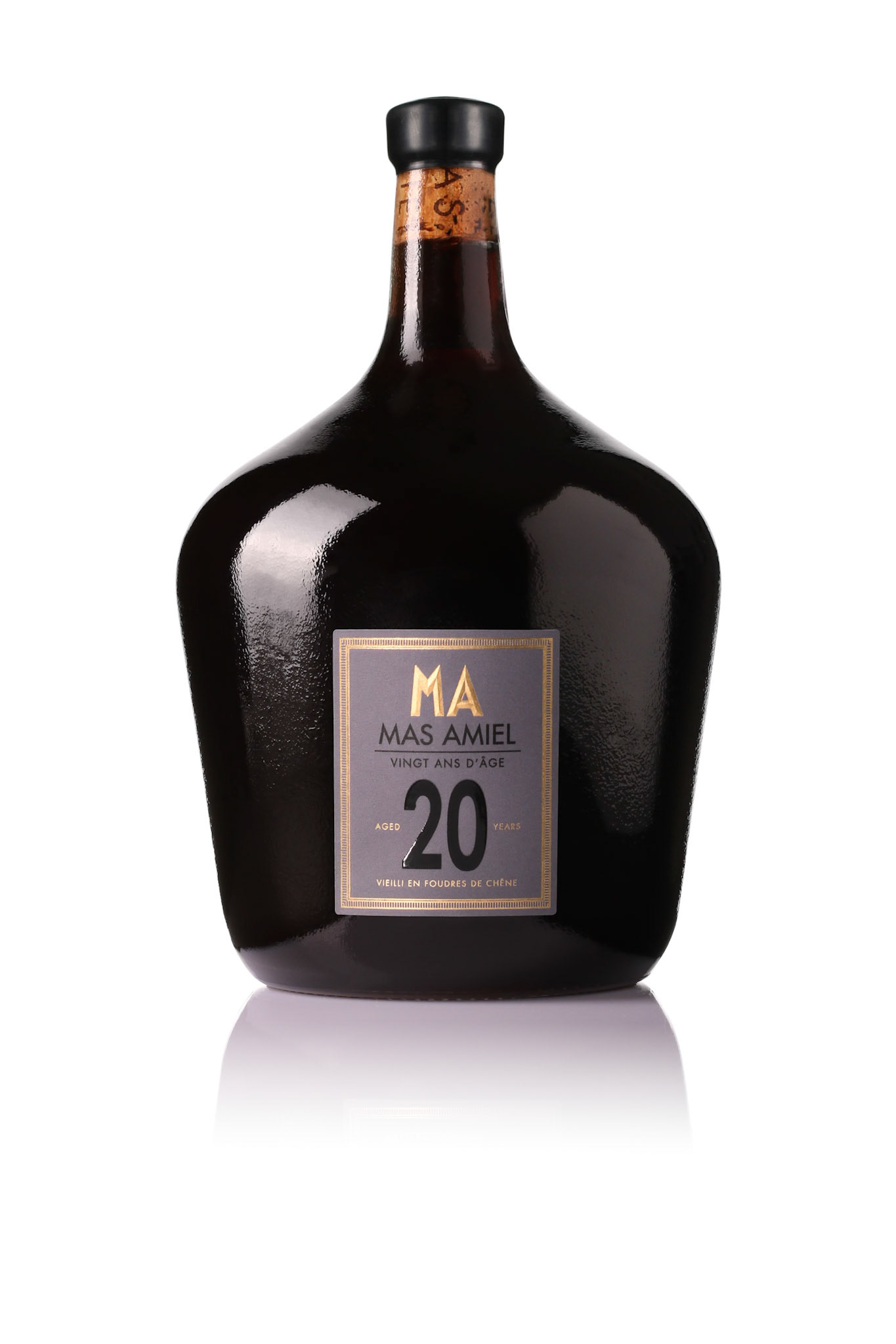 Packshot de la bonbonne 2 litres, mettant en valeur la forme de la bouteille et l'etiquette avec une maitrise de l'éclairage et des retouches dans Photoshop
