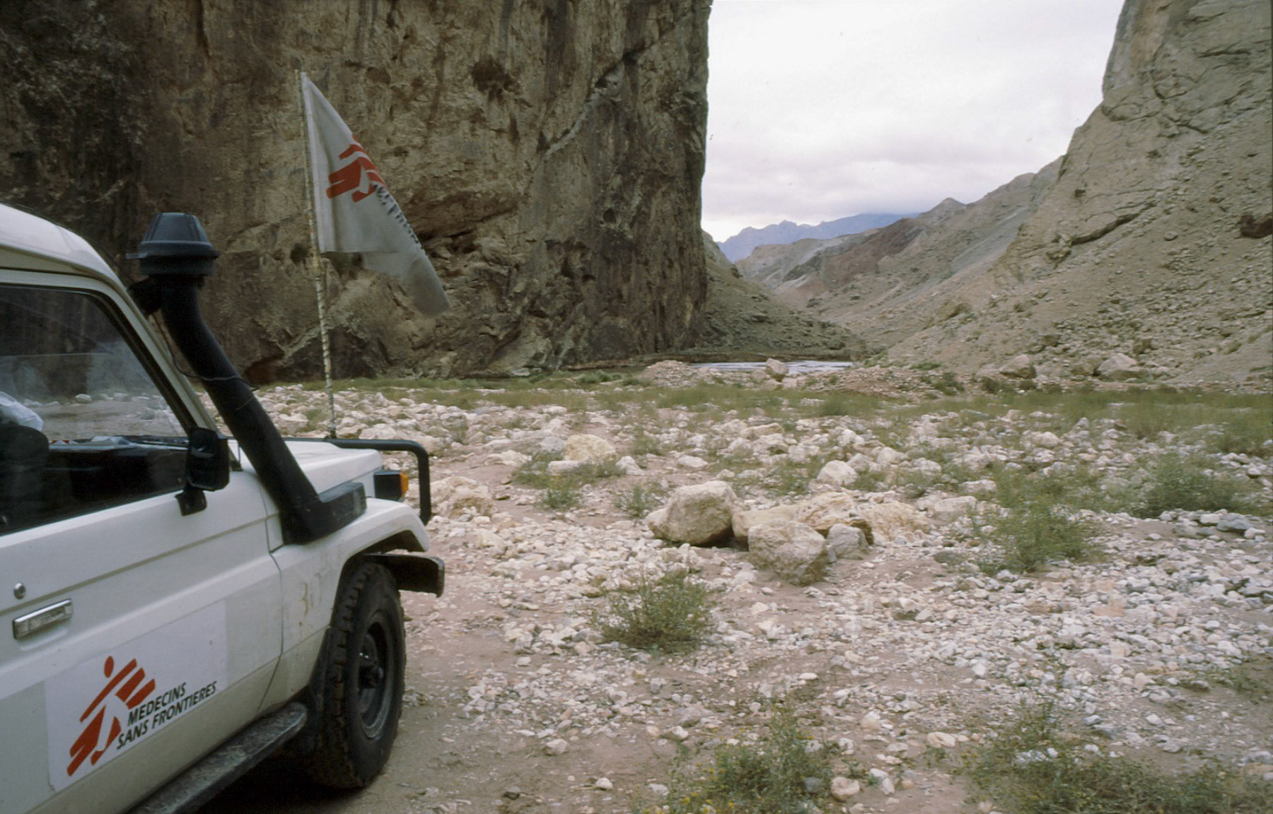 Doab-e-Mikhezarin valley connecting northern Afghanistan and Bamyan as an alternative to the Salang pass. Afghanistan, 1995