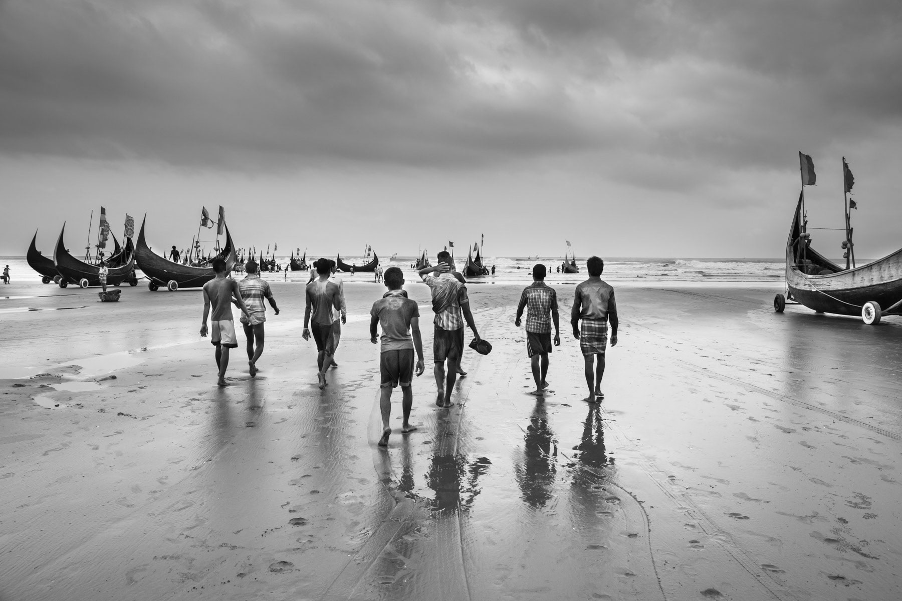 Rohingya fishermen working as daily labour for Bangladeshi boat owners, Shamplapur, Bangladesh, June 2015