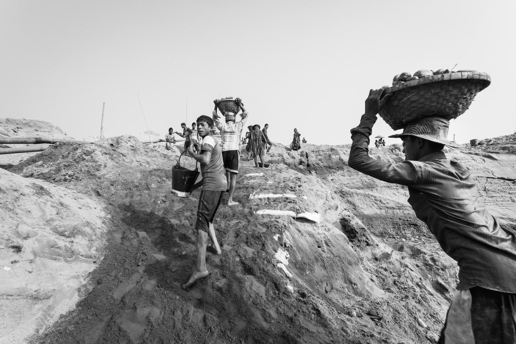Seasonal migramt workers extracting stones from the river bed during the dry season, Tamabil in Bangladesh, December 2015