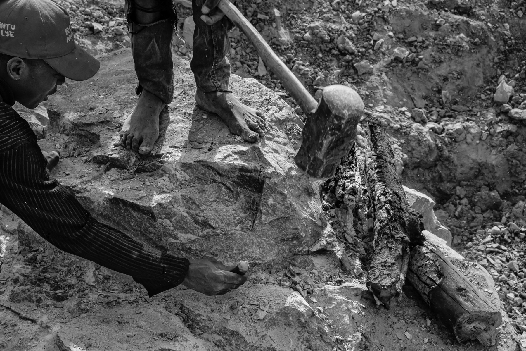 Residents of Makululu working in a small scale open pit mine opened as a community empowerment project. All hard labour is done manually and wages are extremely low. Kabwe, Zambia, May 2021