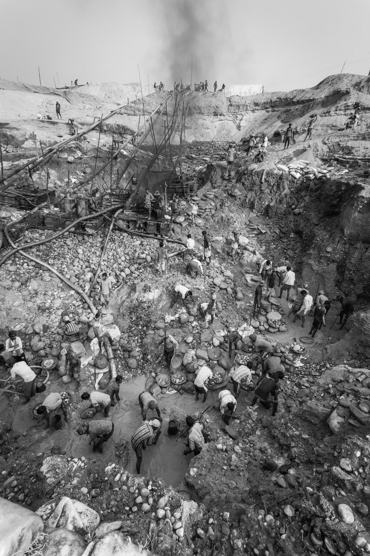 Seasonal migramt workers extracting stones from the river bed during the dry season, Tamabil in Bangladesh, December 2015