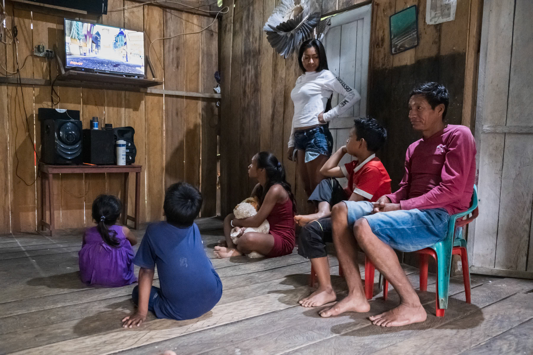 Indigenous family at home where 3 generations live together. Caseiro Paraiso community, Puerto Nariño, Colombia, April 2022