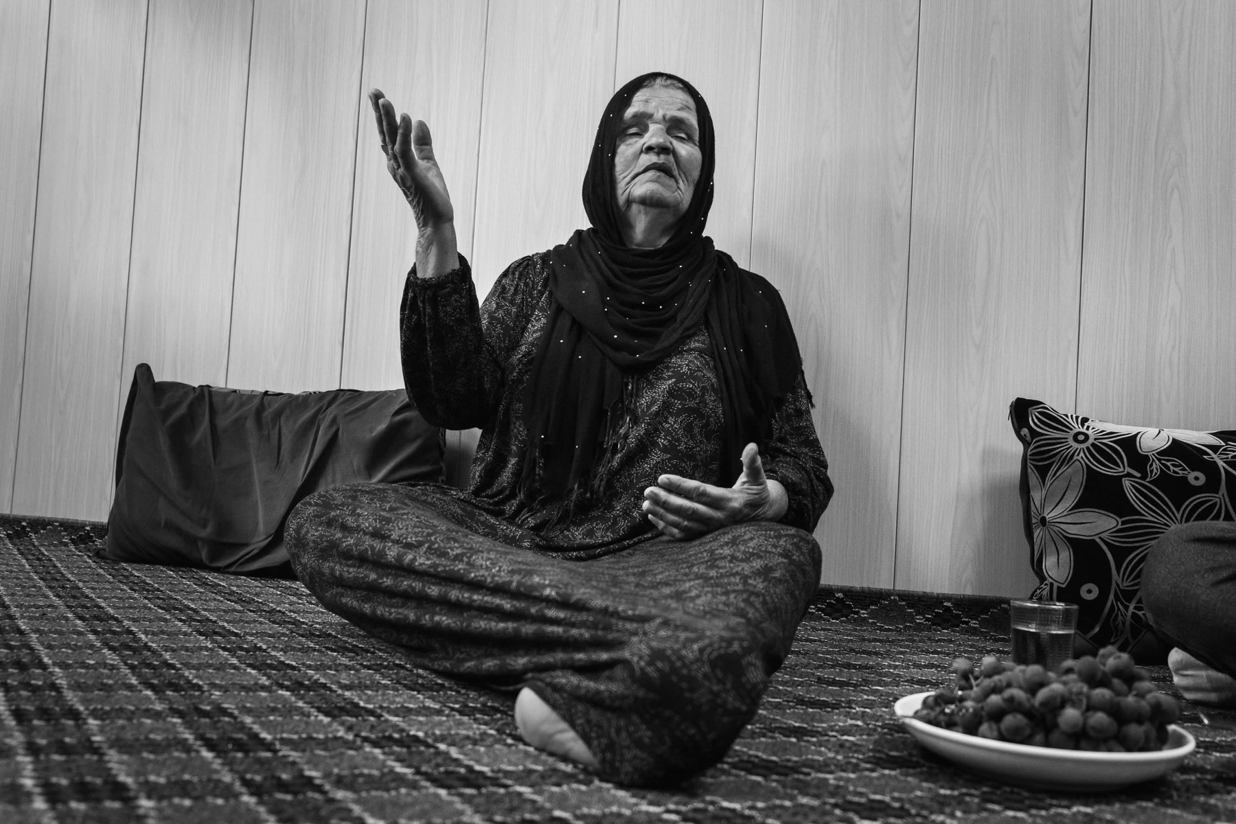 Atia lost 2 of her sons during the chemical attack in 1988. She has severe respiratory problems and can hardly walk outside, especially during dust and sand storms. Sewsenan village, Suleymaniya, Iraqi Kurdistan, September 2018