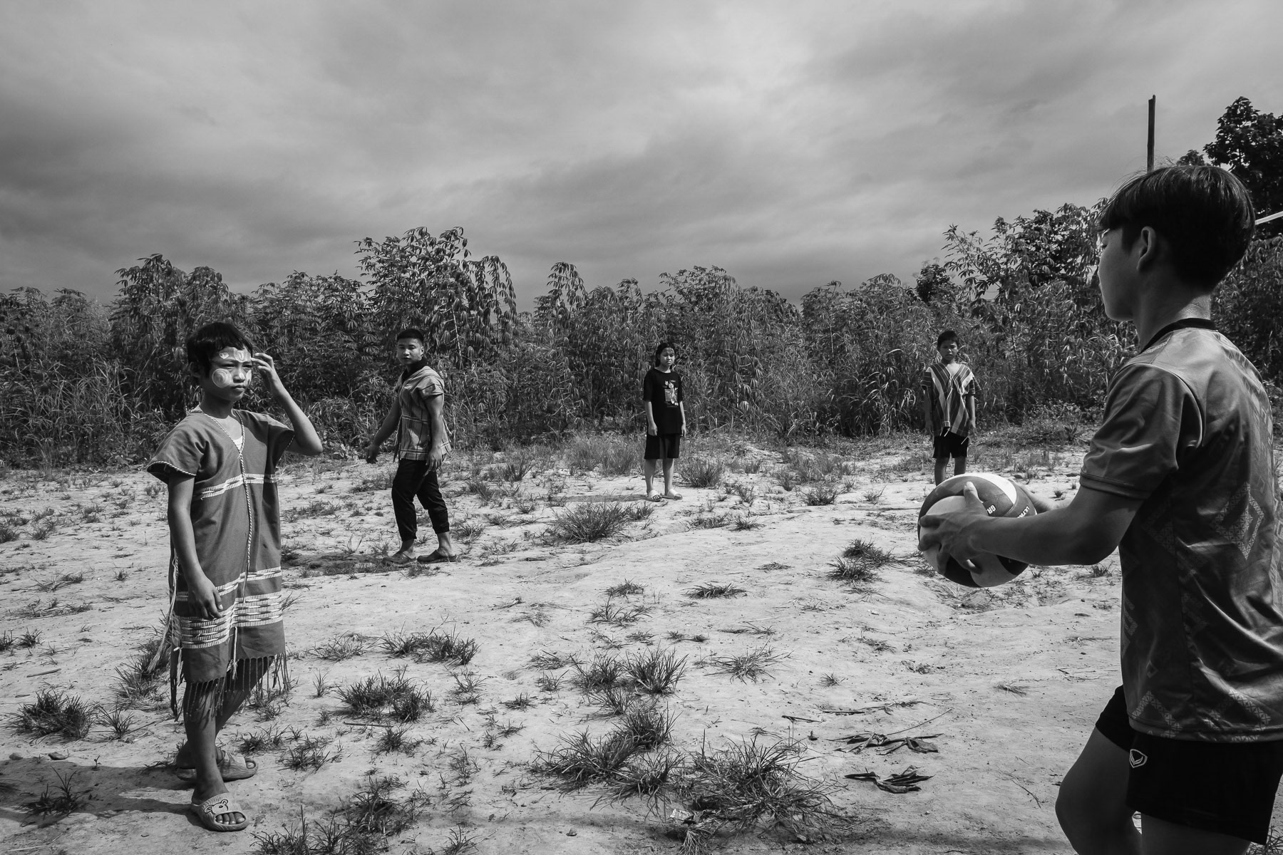 Children playing volleyball as part as school activities in an IDP camp for displaced persons. The conflict in Myanmar has displaced more than 2,5 million people from their homes. Htee Baw Kaw camp in Kayin State, Myanmar, September 2024