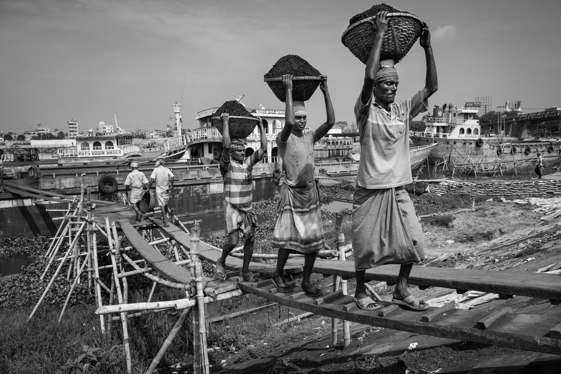 Daily contracted labour unloading a barge along the Buriganga river in Dhaka, Bangladesh, May 2015