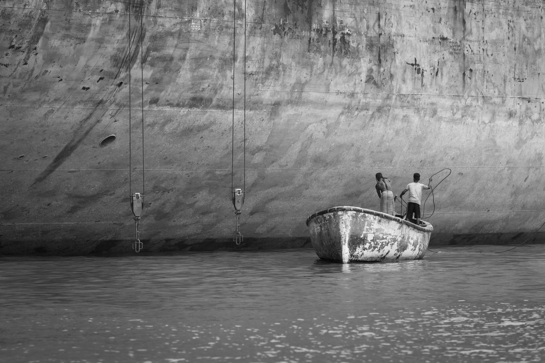 During high tide, the only possibility to reach the huge ships stranded for breaking up is by life raft. Bhatiary ship breaking yards, Bangladesh, October 2014