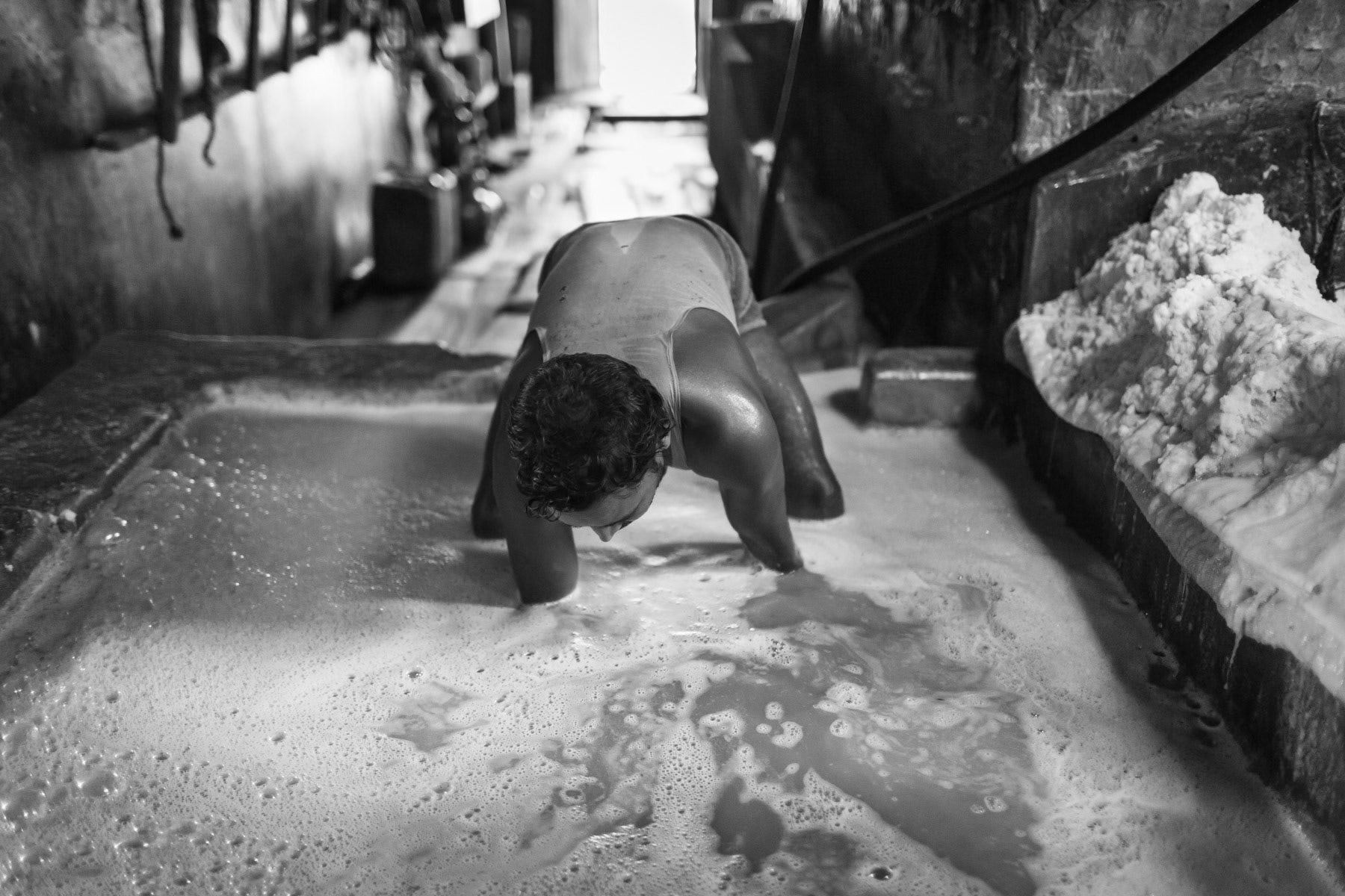 Salt is being rinsed manually in bassins before being processed, Chittagong, Bangladesh, October 2014