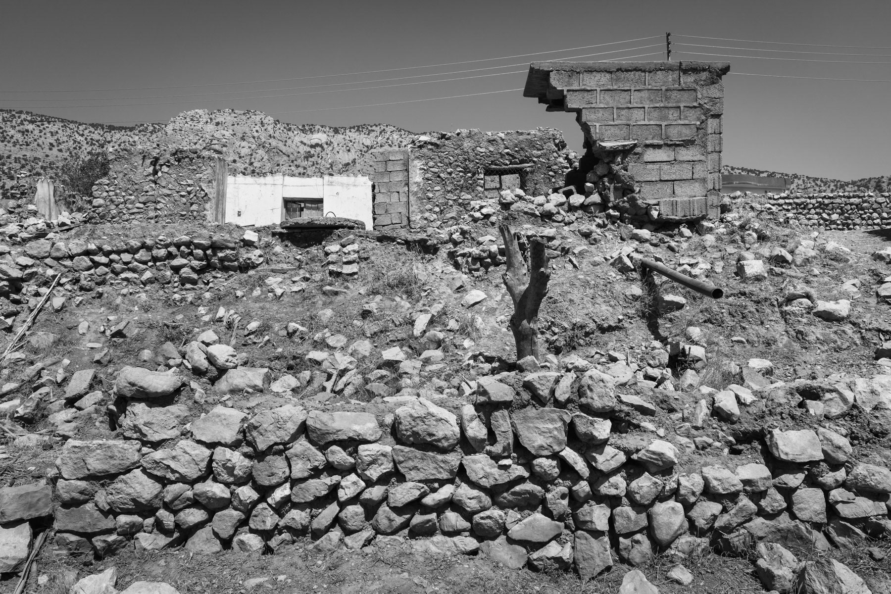The Sewsenan valley was a Peshmerga (Kurdish freedom fighters) hide out during the eighties and the Kurdish liberation struggle against Saddam Hussein. The village was attacked with chemical weapons on 22 March 1988, less than a week after the Halabja attack. Eighty persons died instantly during the attack, many more in the years that would follow. Contrary to Halabja, the victims could not be evacuated to Iran and were taken care off in surrounding villages and health centres that were not equiped to handle chemical exposure. The number of fatal victims was relatively low due strong winds that blew away the musterd gas. Survivors in today's Sewsenan feel isolated and forgotten and do not have the facilities that are available in Halabja and Iran. Sewsenan village, Suleymaniya directorate, Iraq, September 2018