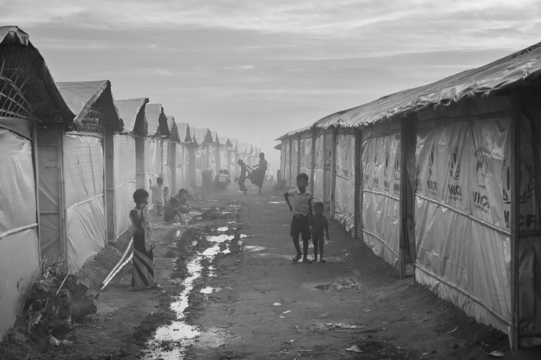 New makeshift blocks for the newly arrived Rohingya refugees from Myanmar. More than 650,000 refugees have fled persecution in neighbouring Myanmar since August 2017. Lambashiya section of Kutupalong refugee camp, Ukhiya, Bangladesh, November 2017