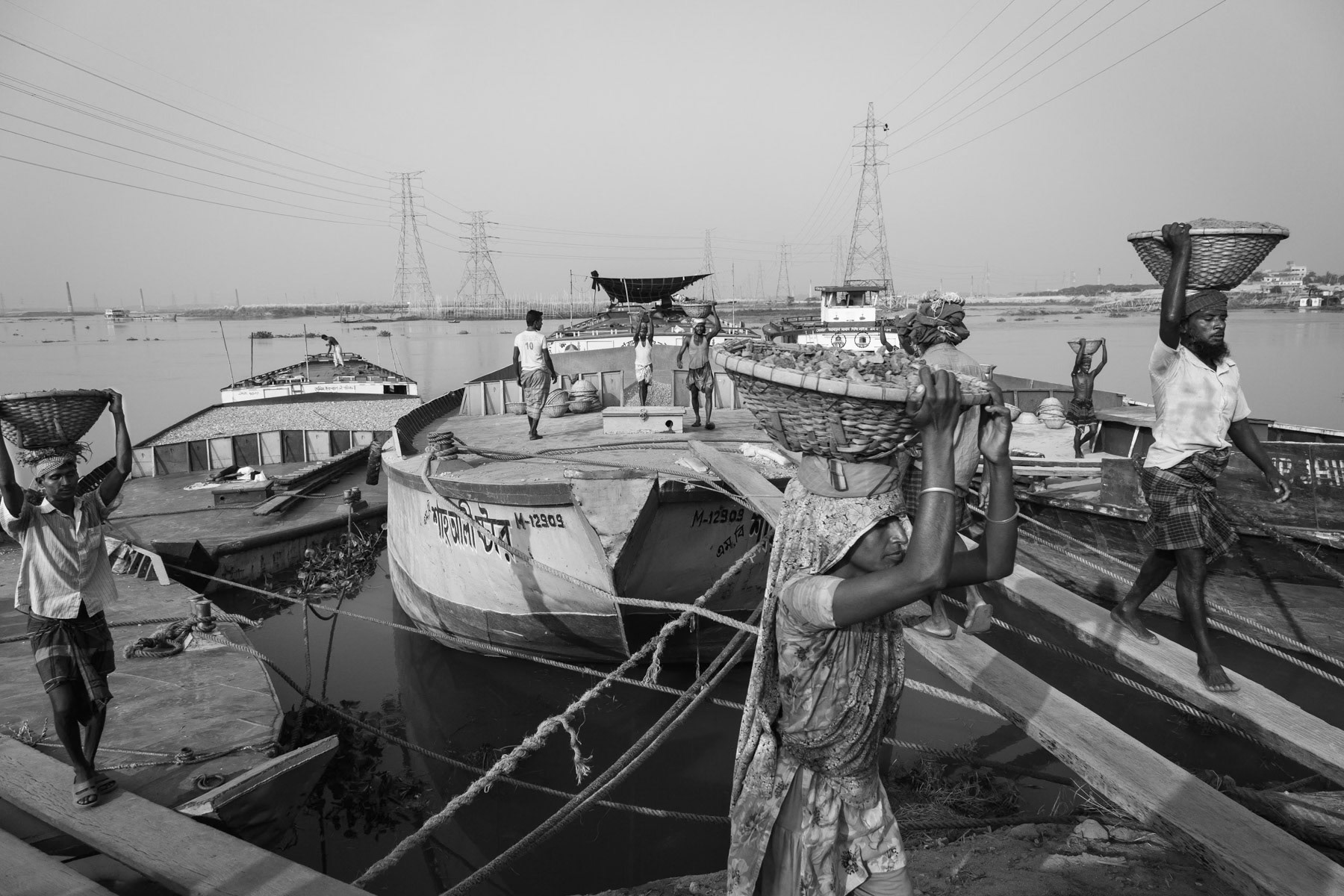 Unloading gravel from the boats, Gabtoli, Dhaka, October 2014