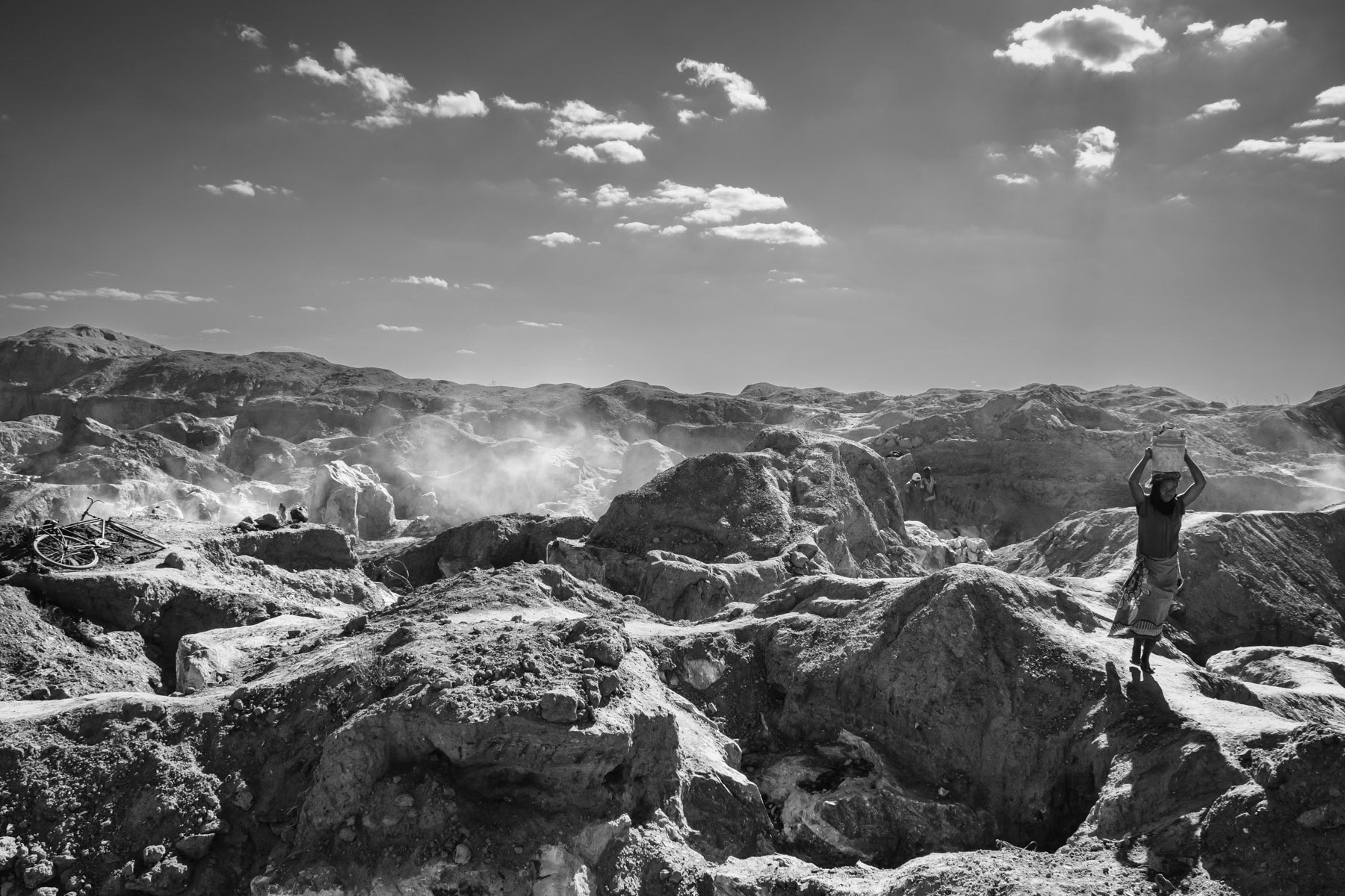 Mukululu small scale open pit mine started by the local authorities as a community empowerment project. Mainly lead sulfide and magnesium oxide are being found and bought up by middle men that will make the main profit, the women, men and children from the local community doing the daily hard labour make hardly enough money for their basic food needs. Mukululu community, Kabwe, Zambia, May 2021