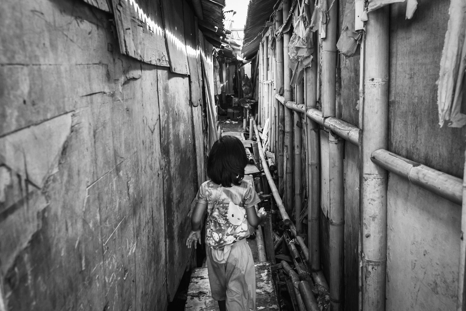 Temporary housing for people evicted from their lands where new infrastructure and real estate projects are being developped. Land rights and land ownership is a big problem affecting mainly poor families from the fishing community. Soil sinking, rising sea levels and floods make their living conditions and survival even more precarious. Muara Angke neighbourhood, North Jakarta, Indonesia, March 2020