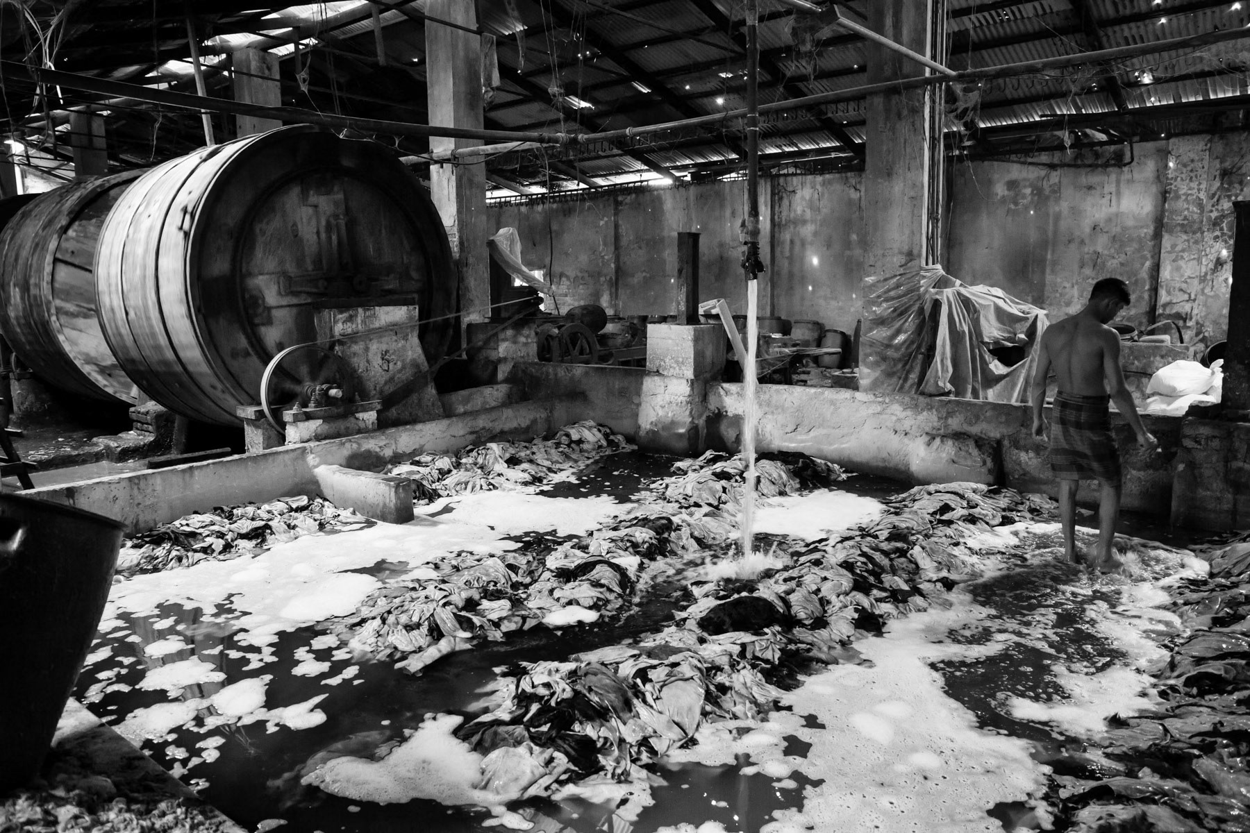 Rinsing process of the skins, Chittagong tannery, Bangladesh, May 2015